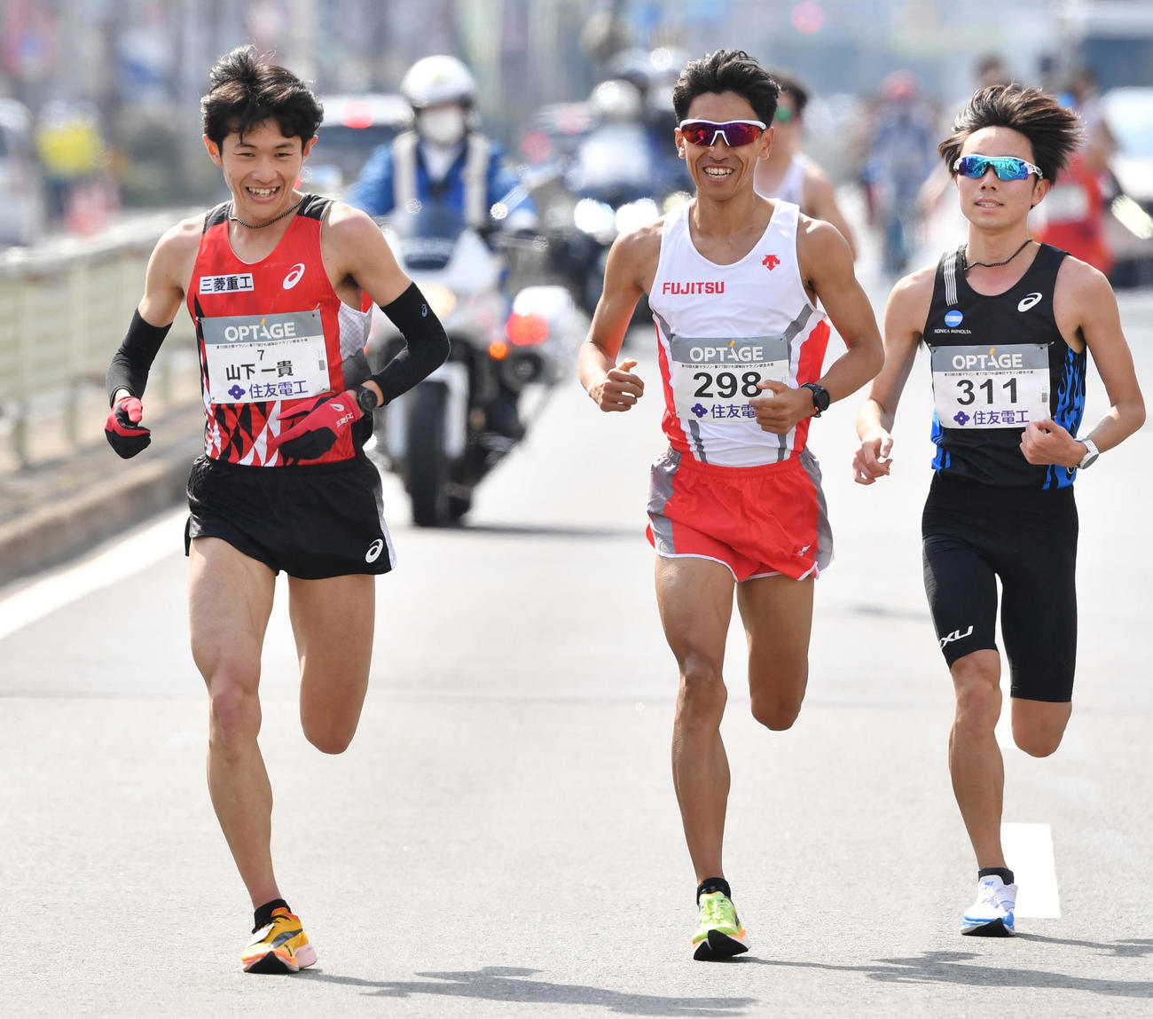 36キロ付近、笑顔で言葉を交わす山下（左）と浦野。右は優勝した星（代表撮影）