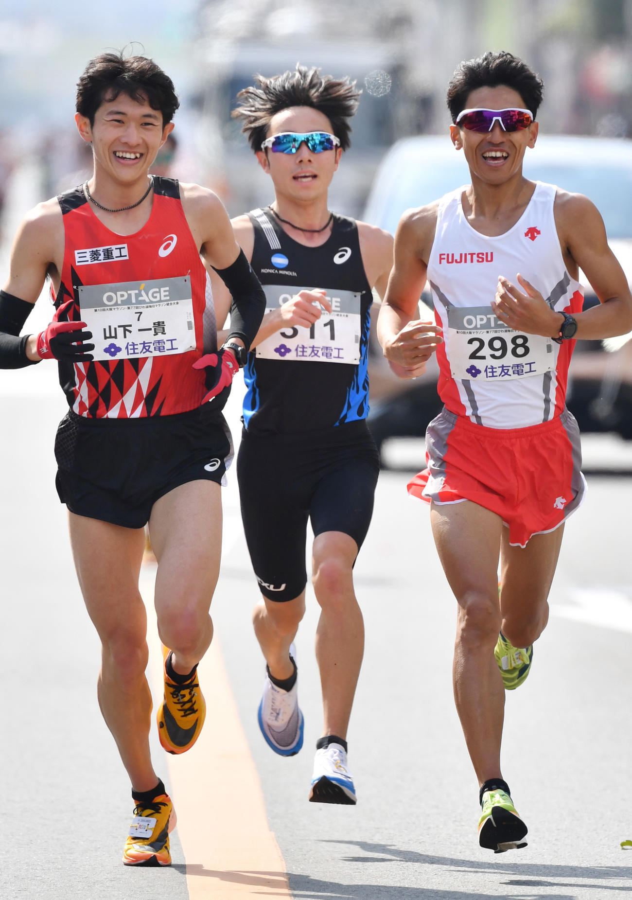 36キロ付近、笑顔で言葉を交わす山下（左）と浦野。中央は優勝した星（代表撮影）