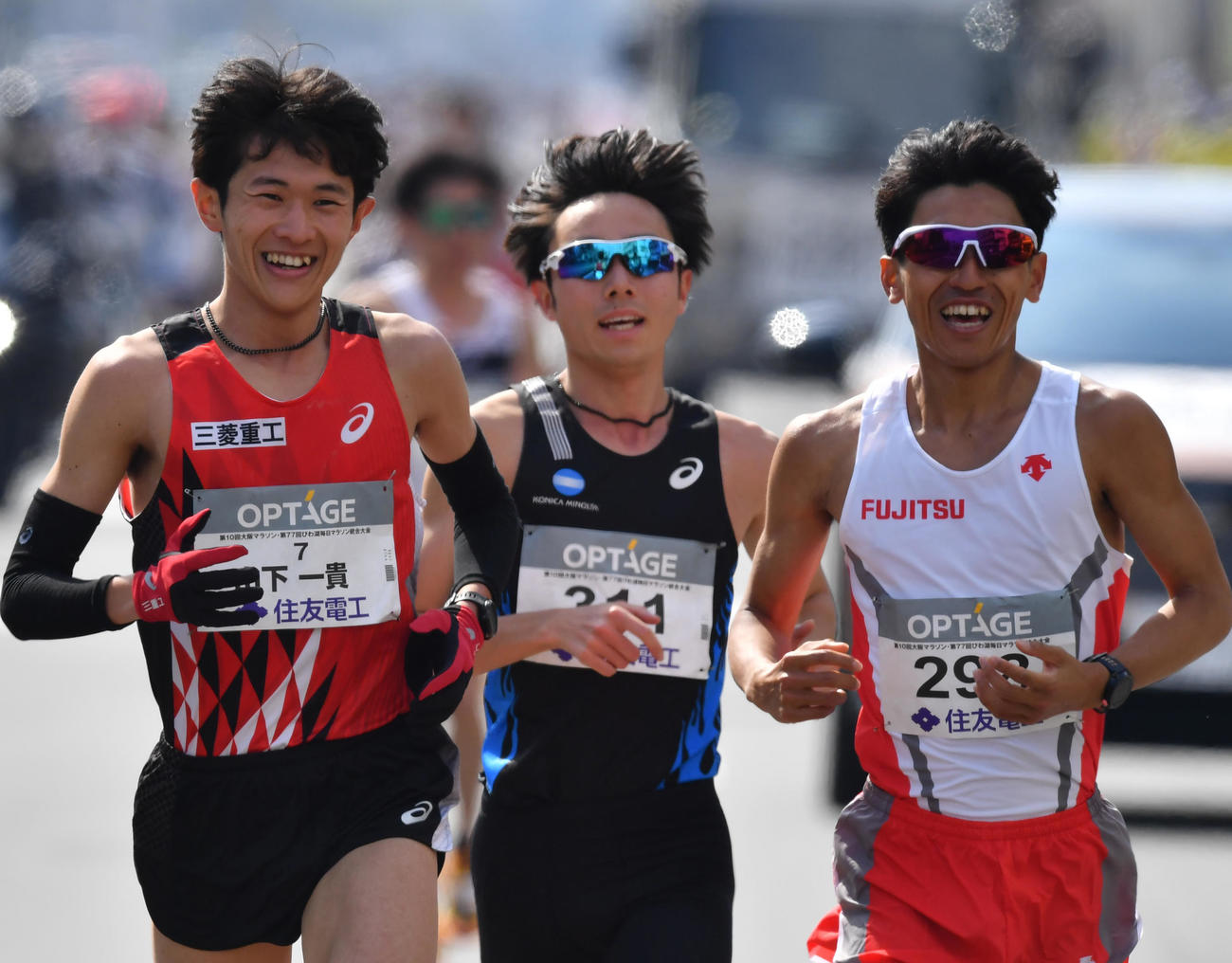 大阪マラソン・びわ湖毎日マラソン統合大会　36キロ過ぎ、先頭集団で笑顔を見せる（左から）山下一貴、星岳、浦野雄平（代表撮影）
