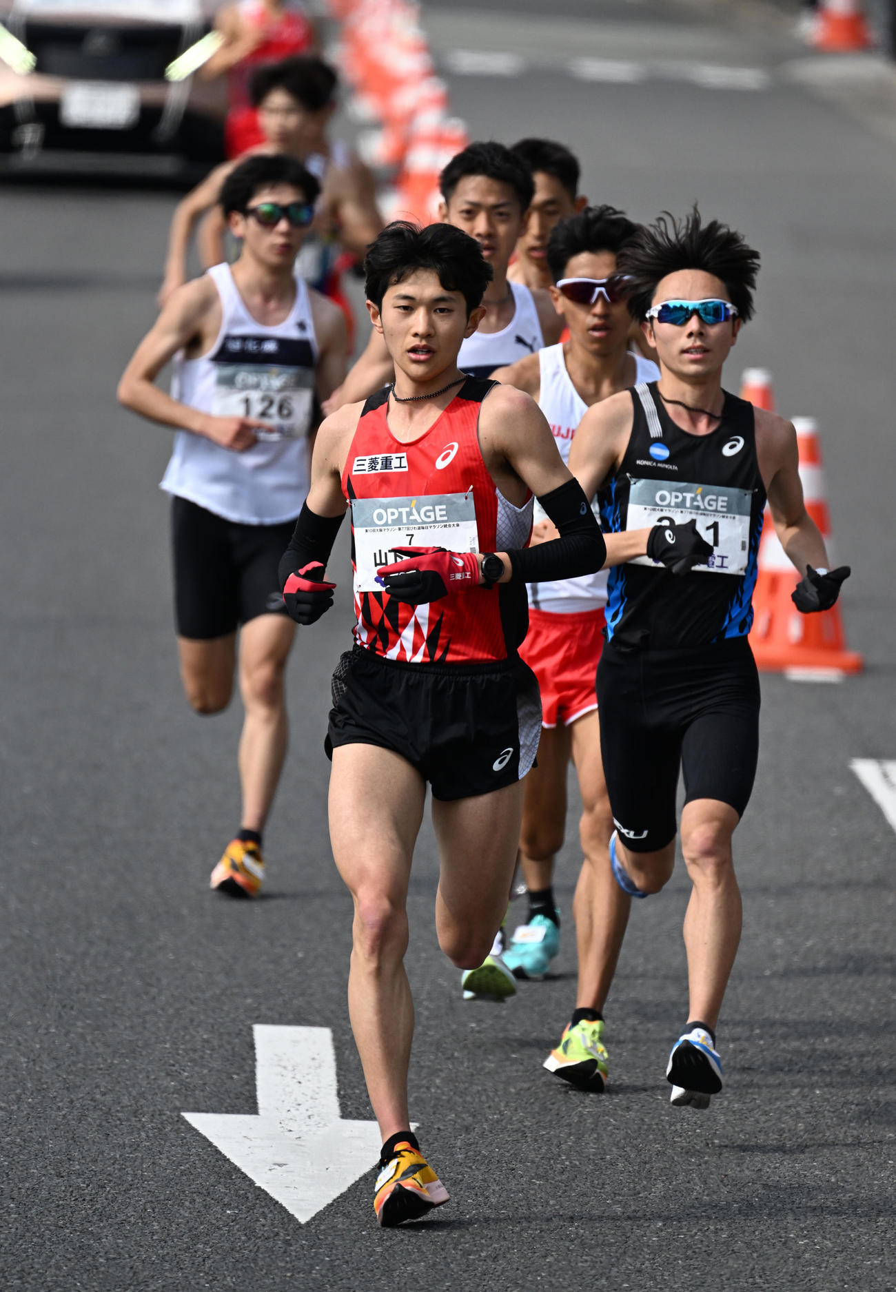 大阪マラソン・びわ湖毎日マラソン統合大会　34キロ過ぎ、先頭を走る山下一貴（手前）（代表撮影）