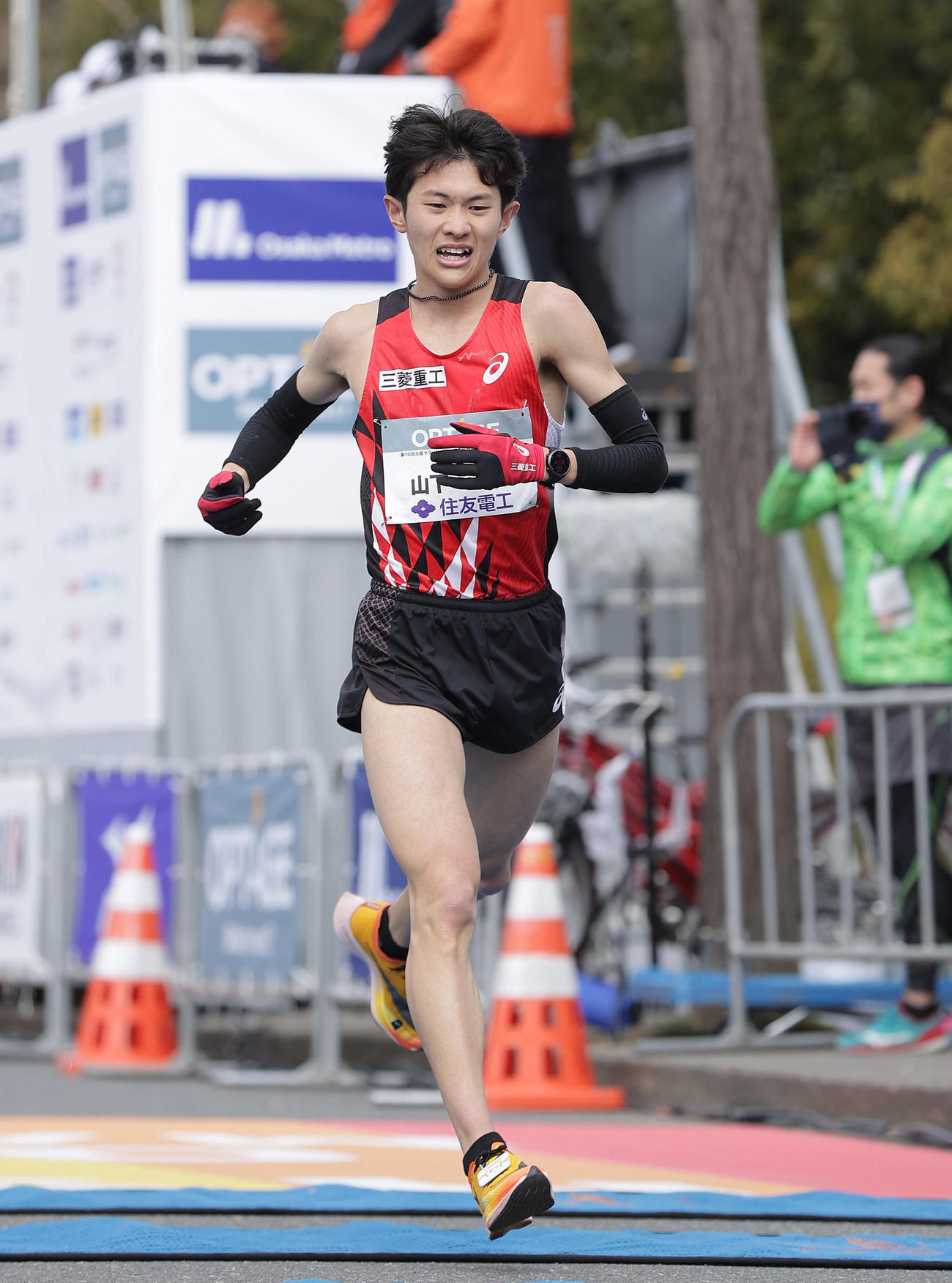 2位でゴールする山下（撮影・前田充）