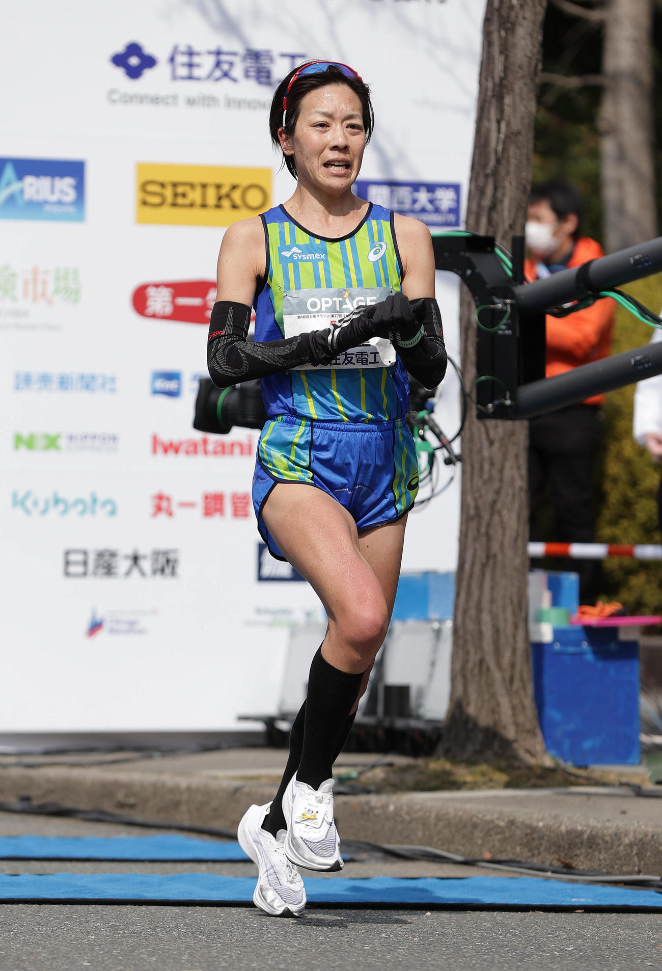 女子1位でゴールする堀江（撮影・前田充）
