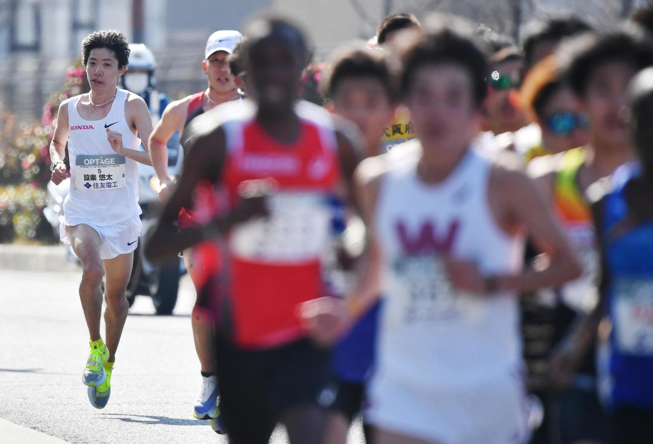 大阪マラソン・びわ湖毎日マラソン統合大会　21キロ付近、先頭集団から遅れる設楽悠太（左）（代表撮影