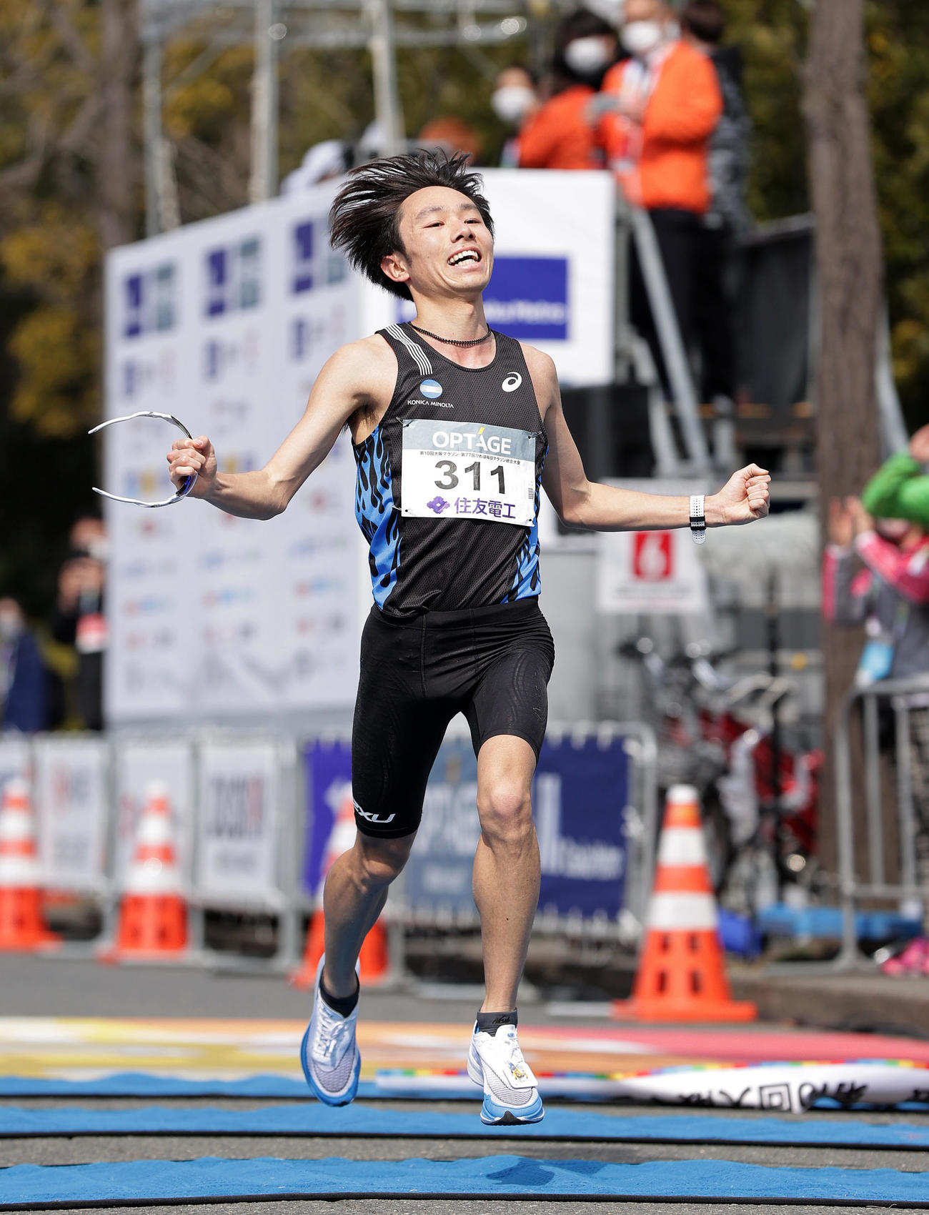 1位でゴールテープを切る星岳（撮影・前田充）