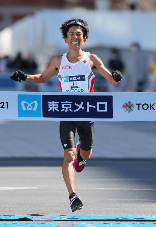 男子マラソン　日本人トップでゴールする鈴木（代表撮影）
