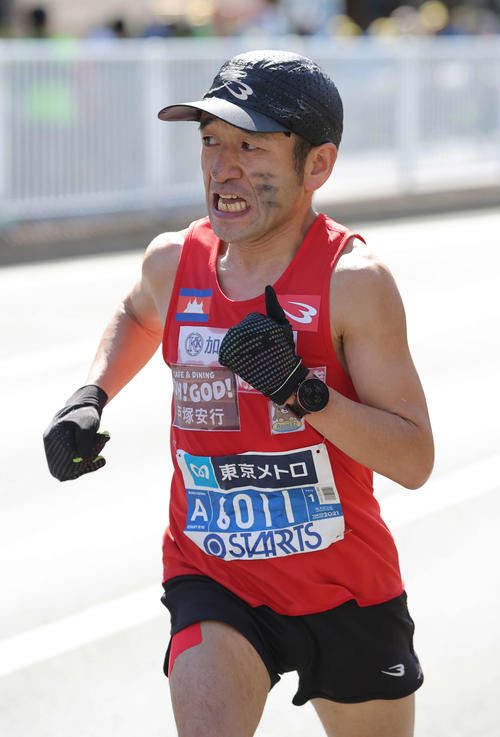 27キロ付近を走る猫ひろし