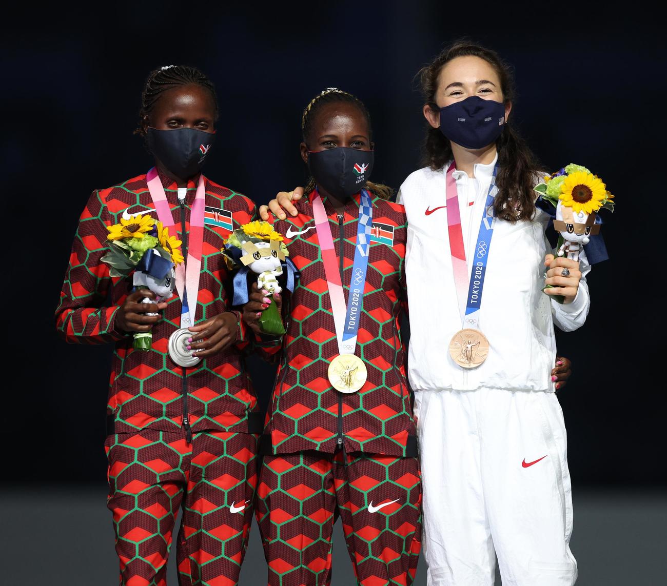 東京五輪表彰式で笑顔を見せる、左から銀メダルのコスゲイ、金メダルのジェプチルチル、銅メダルのセイデル（21年8月8日、代表撮影）
