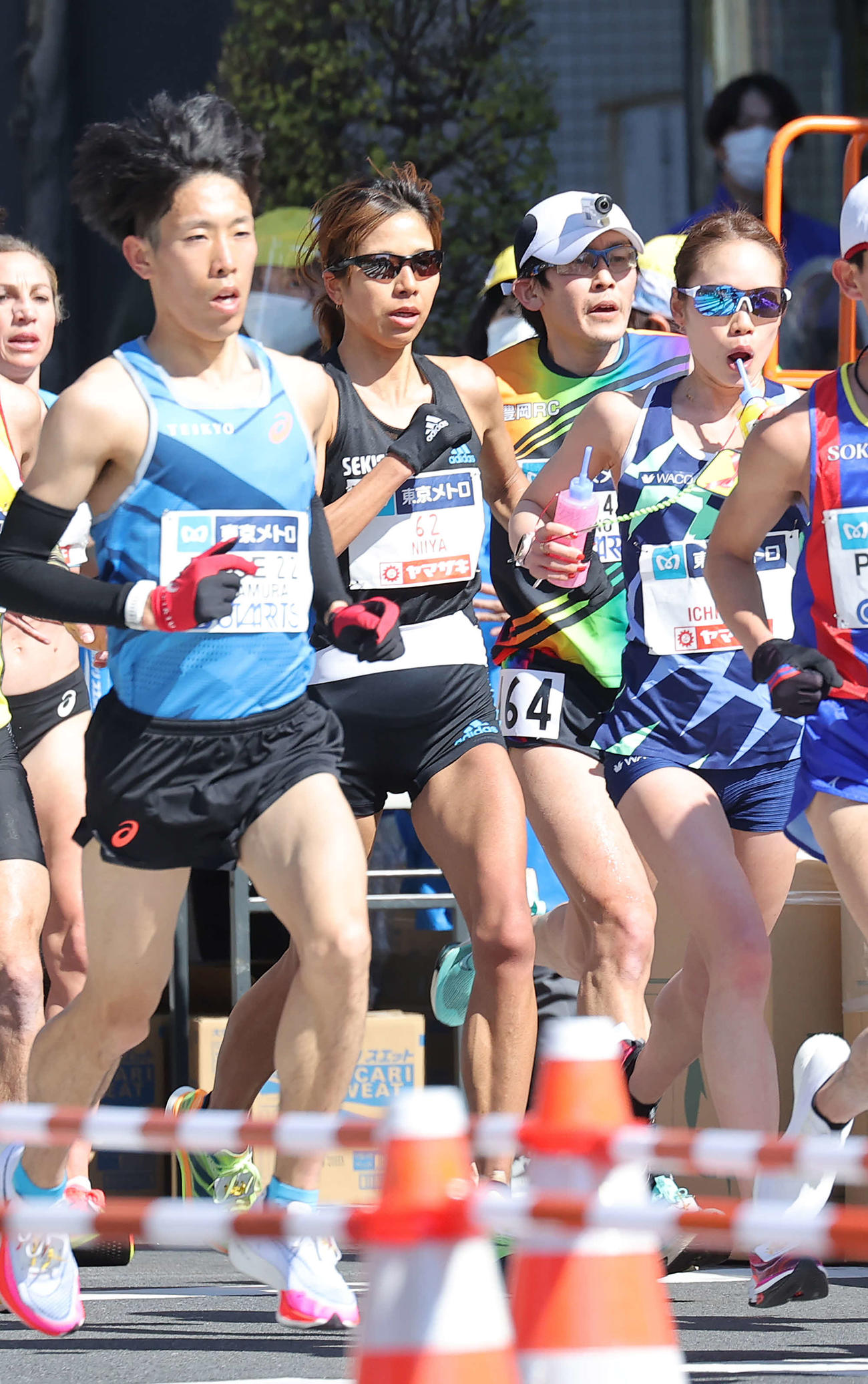 20キロ付近を走る一山（右）と新谷（右から3人目）
