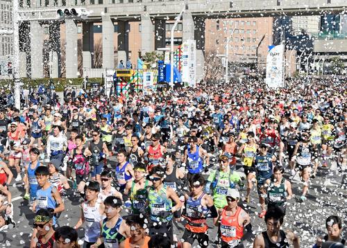 東京マラソンで都庁前を一斉にスタートするランナー（代表撮影）