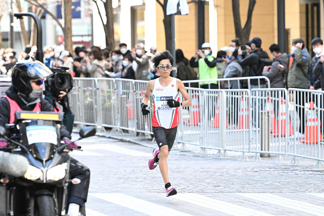41キロ過ぎを通過する鈴木