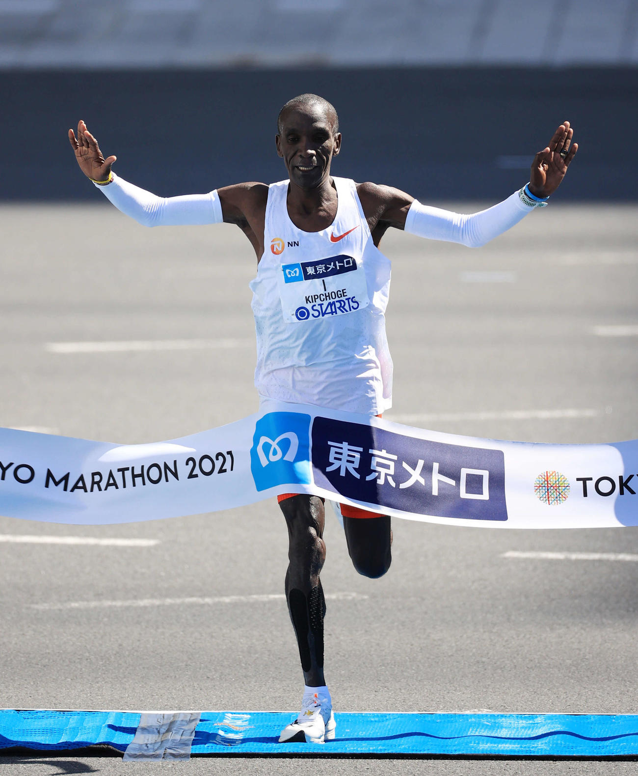 男子マラソン　1位でゴールするエリウド・キプチョゲ（代表撮影）