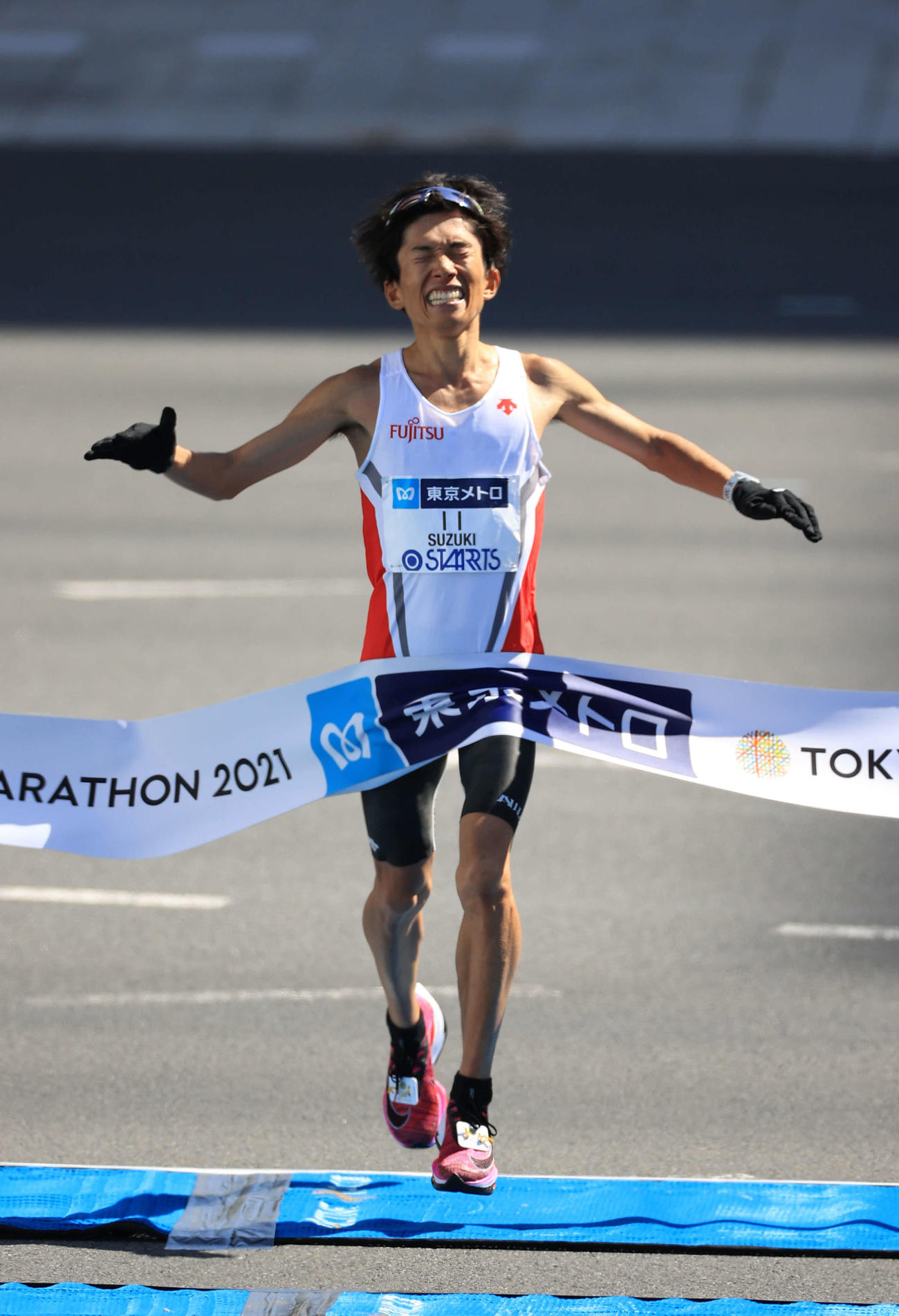 男子マラソン　日本勢トップの4位でゴールする鈴木（代表撮影）