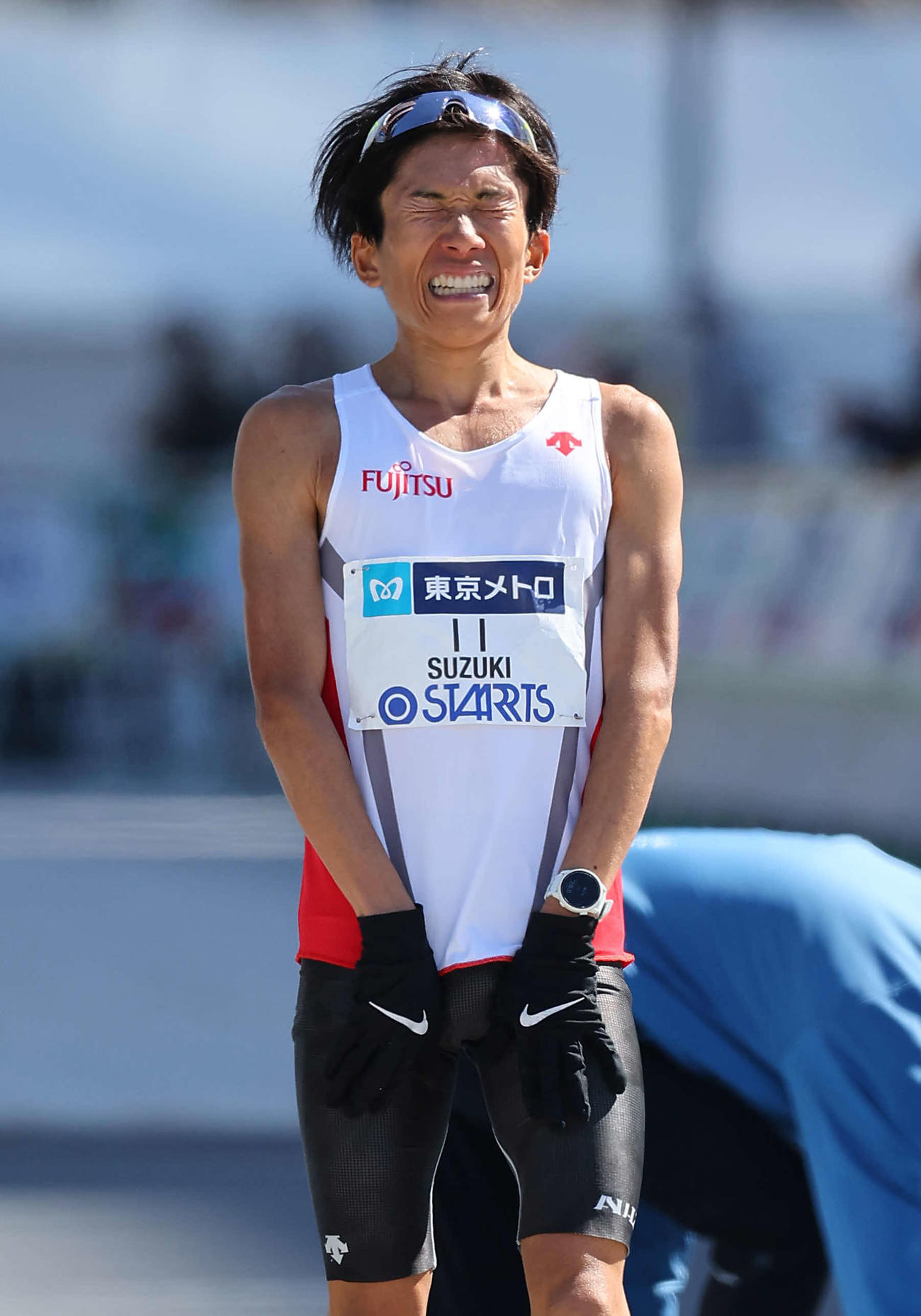 男子マラソン　日本人トップでゴールした鈴木（代表撮影）