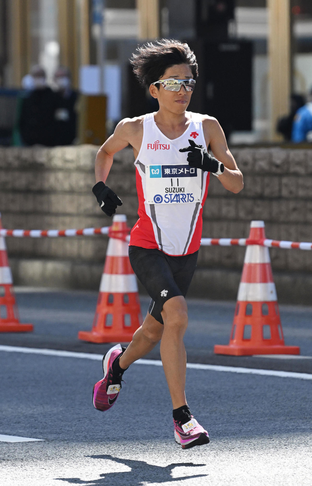 30キロ過ぎを日本人トップで通過する鈴木