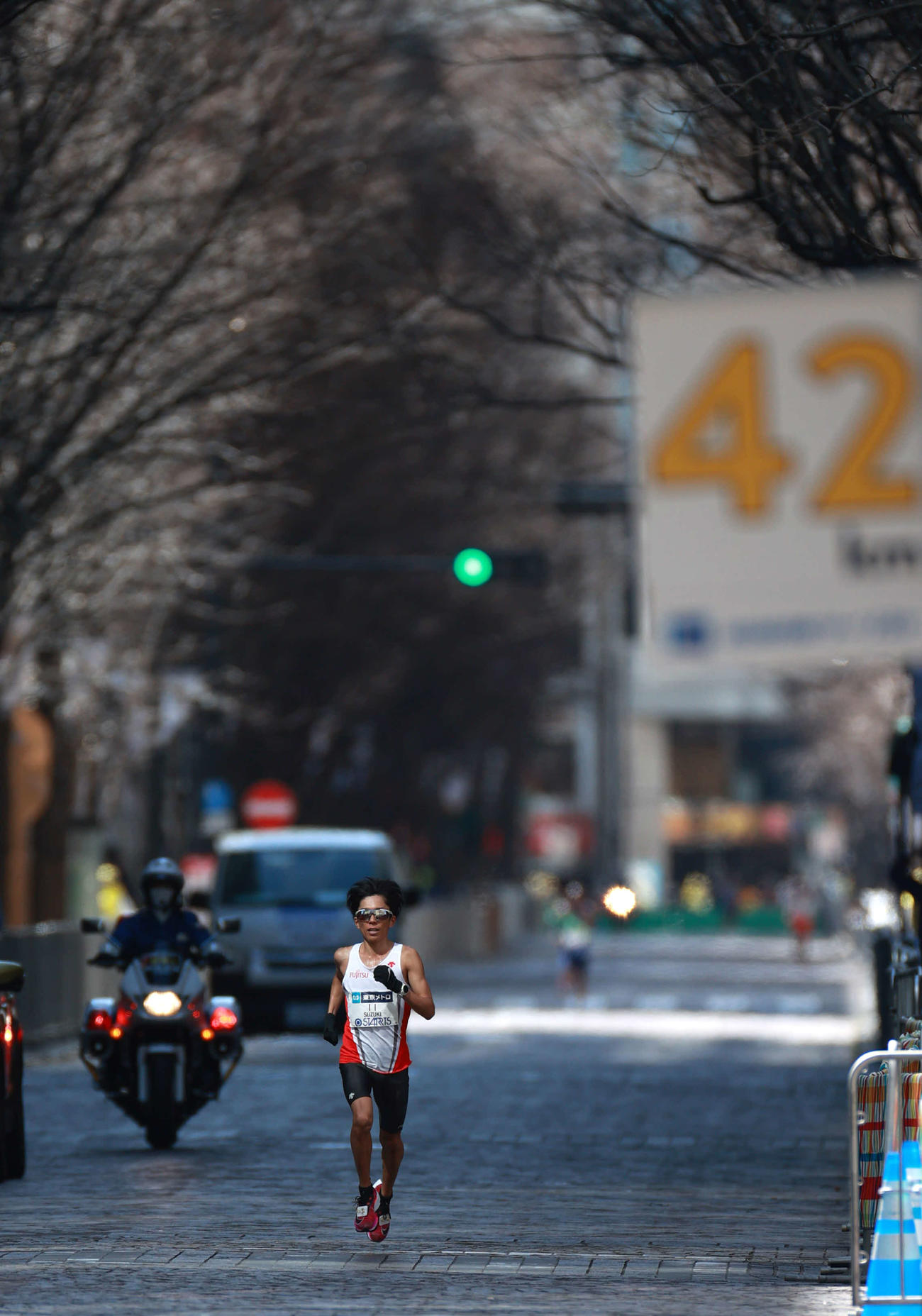 東京マラソン2021　42キロ地点付近を走る鈴木（2022年3月6日・代表撮影）