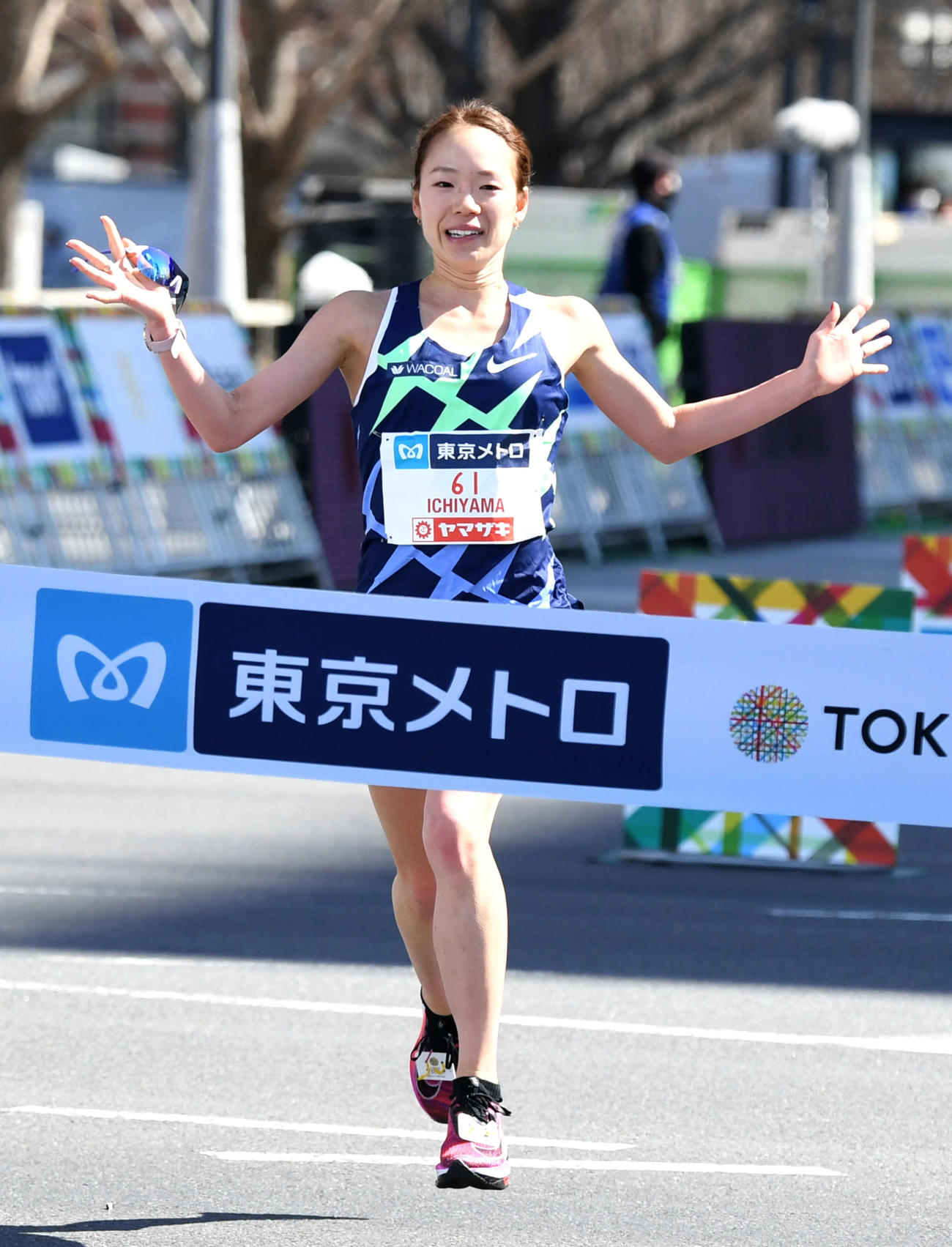 女子マラソン　日本勢トップの6位でゴールする一山（2022年3月6日、代表撮影）