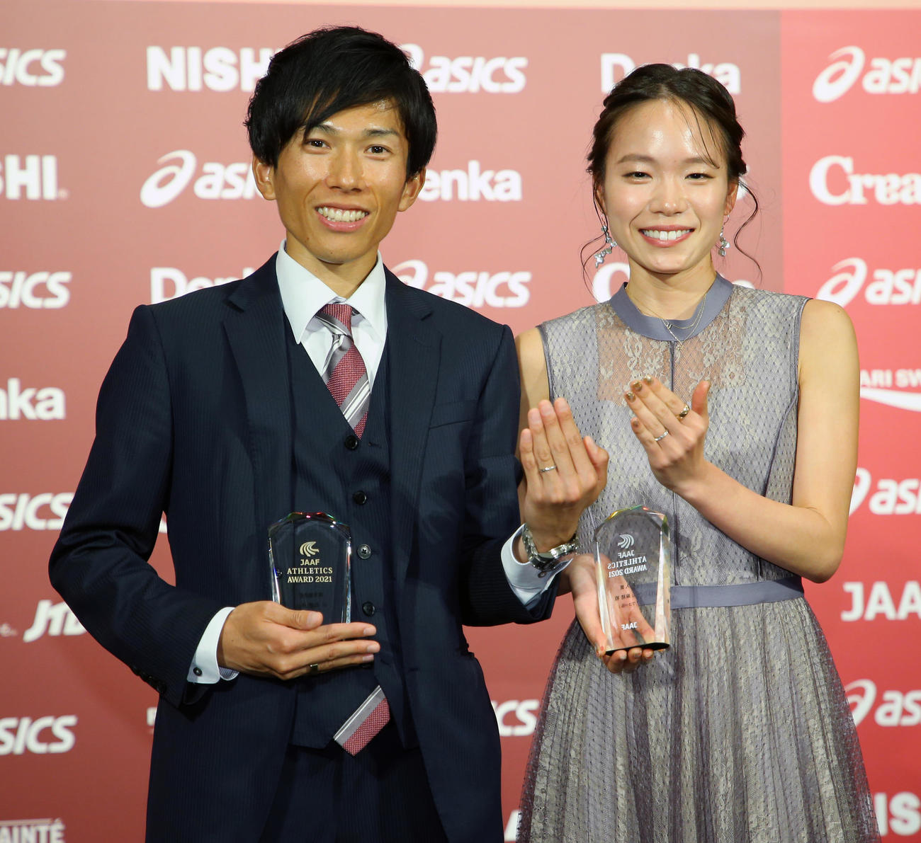 表彰式後、結婚指輪を見せ笑顔の鈴木（左）と一山（2021年12月9日、代表撮影）