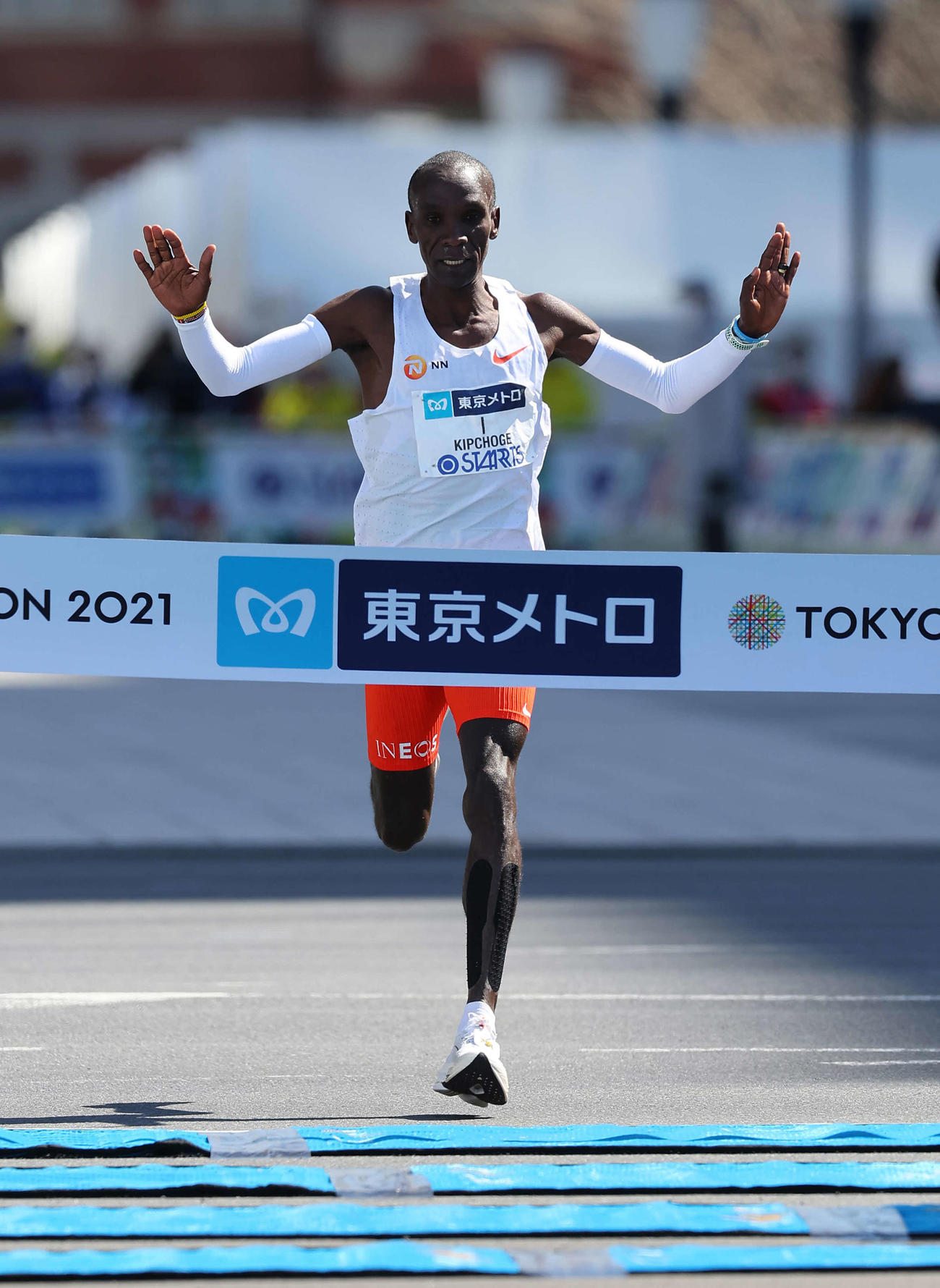 男子マラソン　1位でゴールするエリウド・キプチョゲ（2022年3月6日・代表撮影）
