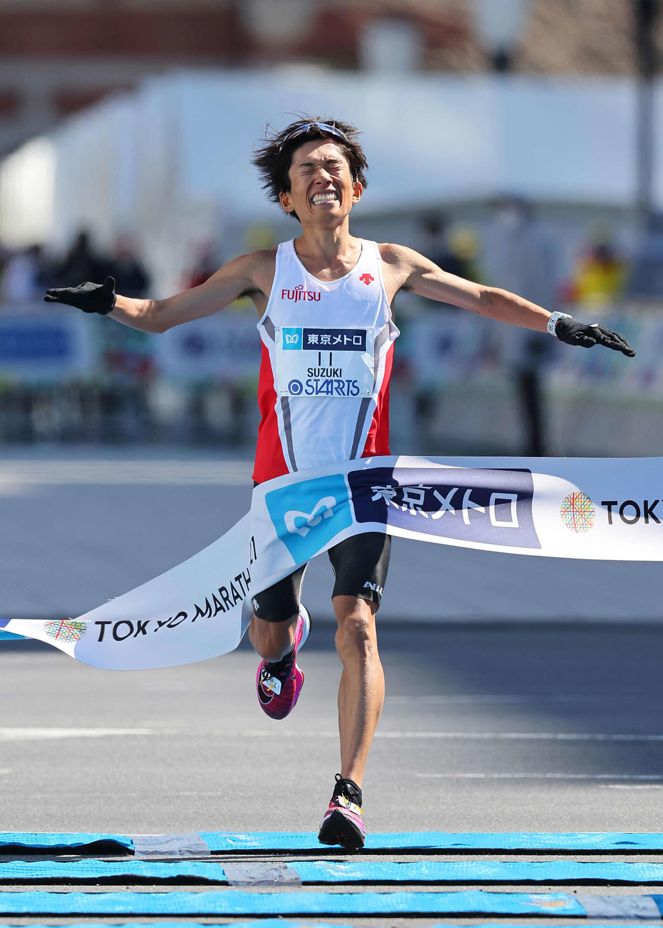 6日、東京マラソンの男子で日本人トップでゴールする鈴木