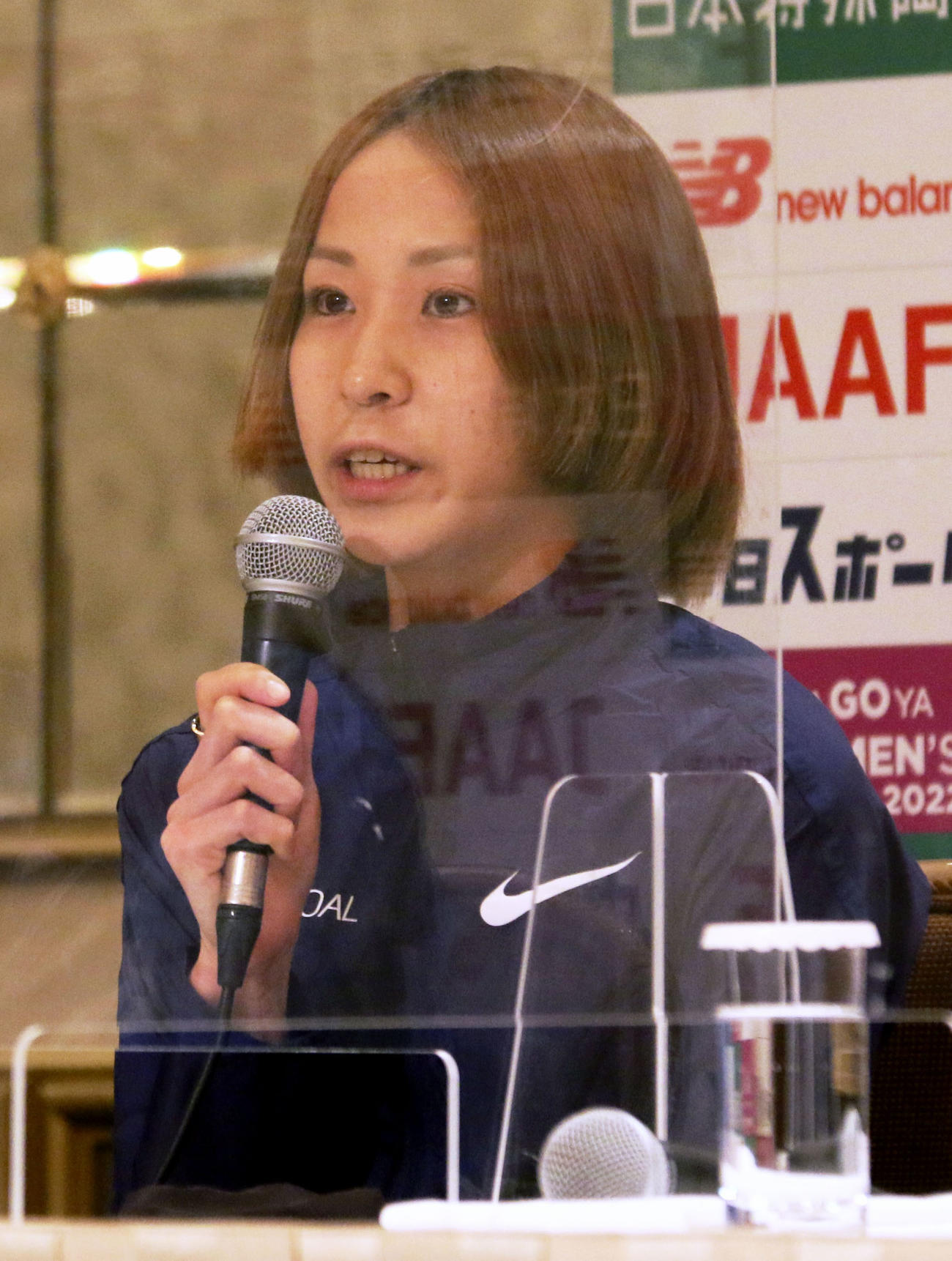 記者会見で意気込みを語る安藤友香（共同）