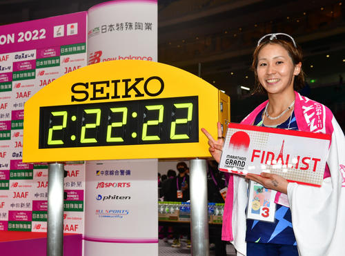 日本人トップの3位にでゴールした安藤友香は自らの記録を前に笑顔を見せる（撮影・前岡正明）