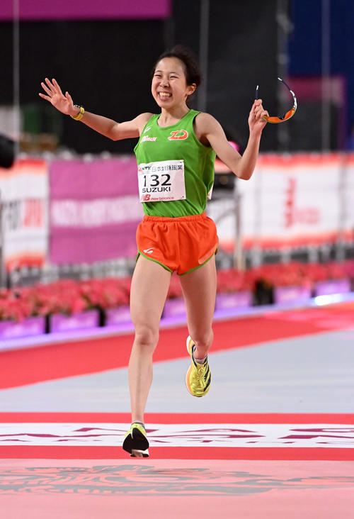 5位でゴールする鈴木優花（撮影・前岡正明）