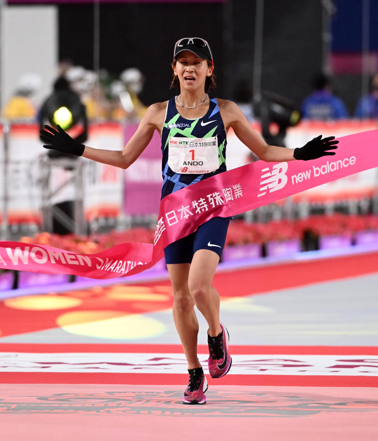 日本人トップの3位でゴールする安藤友香（撮影・前岡正明）