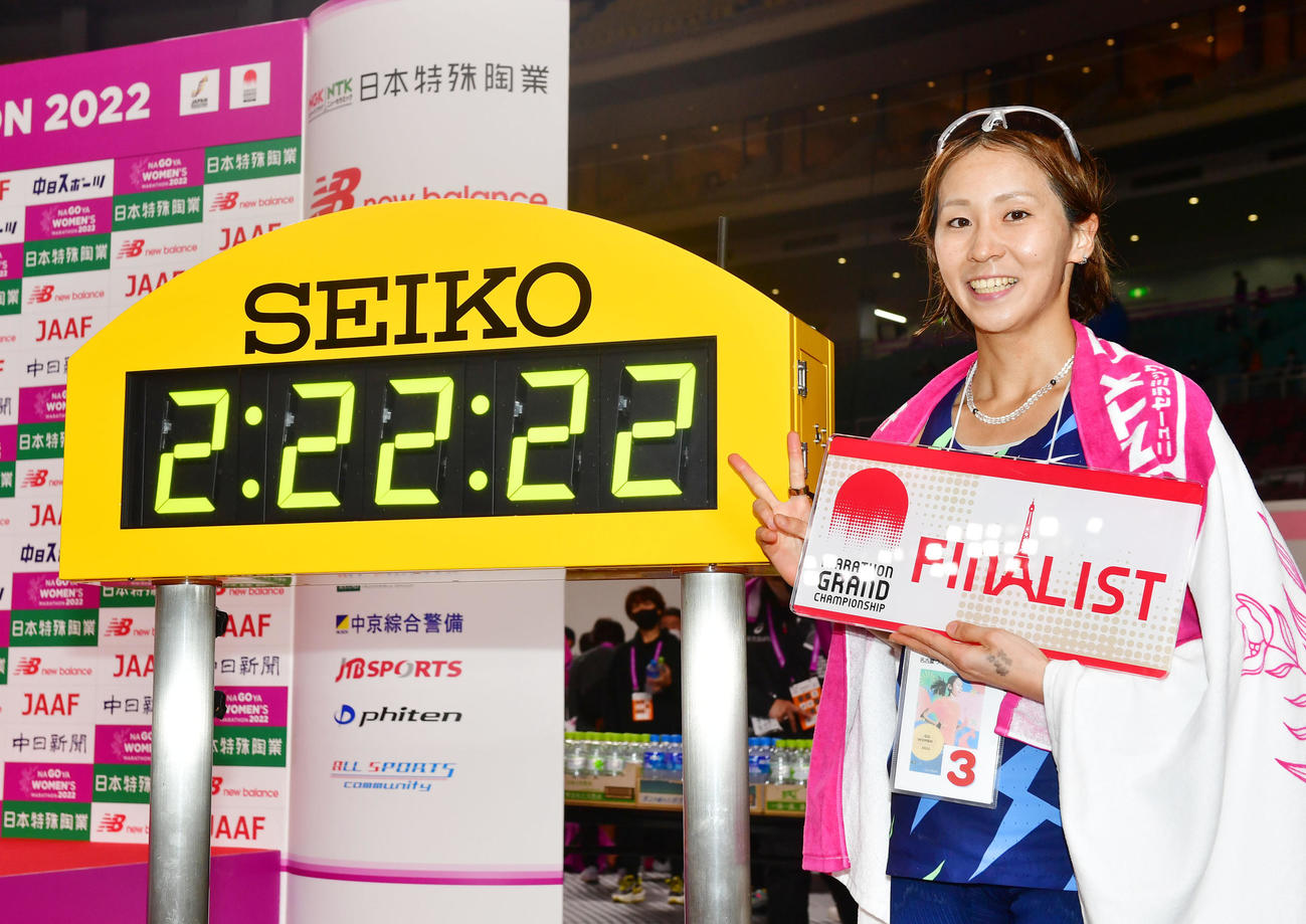 日本人トップの3位にでゴールした安藤友香は自らの記録を前に笑顔を見せる（撮影・前岡正明）