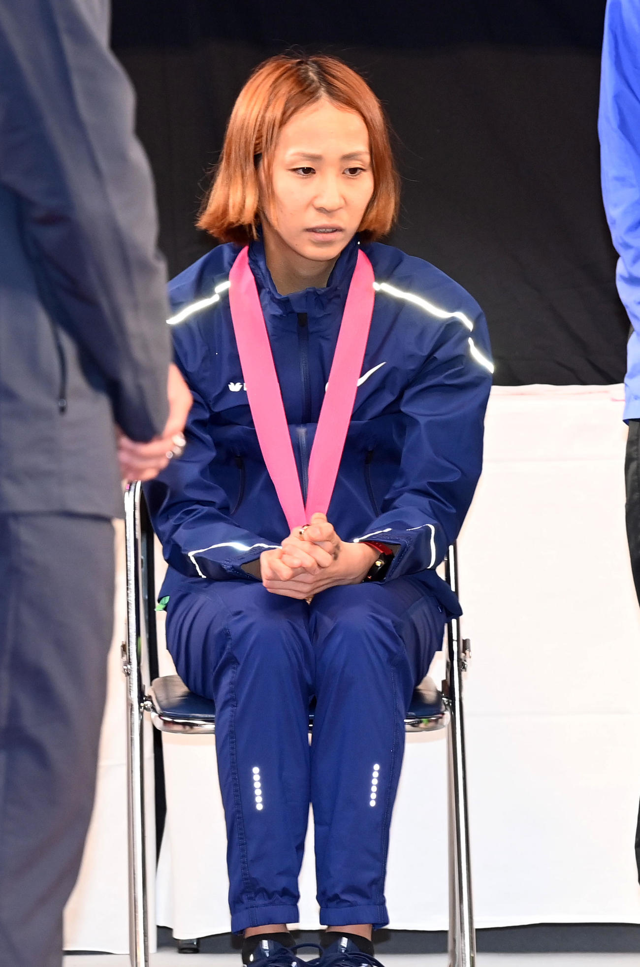 表彰式で椅子に座る安藤（撮影・前岡正明）