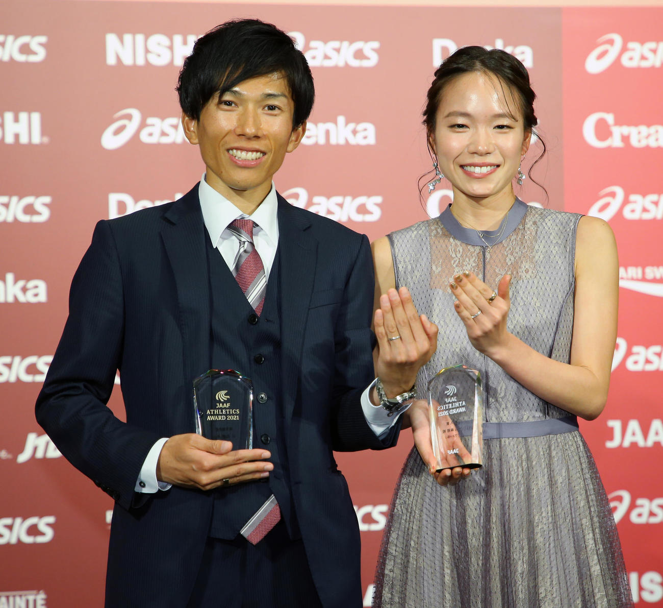 結婚指輪を見せ笑顔の鈴木（左）と一山（2021年12月9日撮影）
