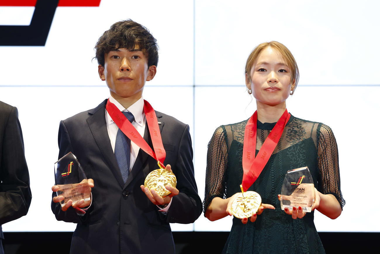 JMCシリーズ・シリーズ1の表彰式に出席した男女の初代チャンピオン鈴木健吾（左）と一山麻緒（写真提供：日本陸上競技連盟／フォート・キシモト）