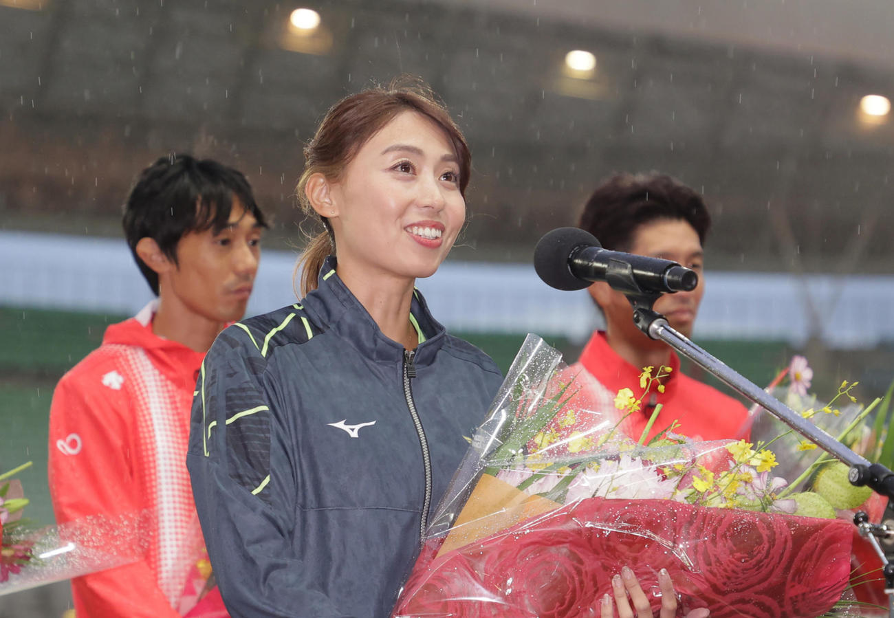 引退セレモニーが行われあいさつを行う市川華菜さん（2021年9月26日撮影）