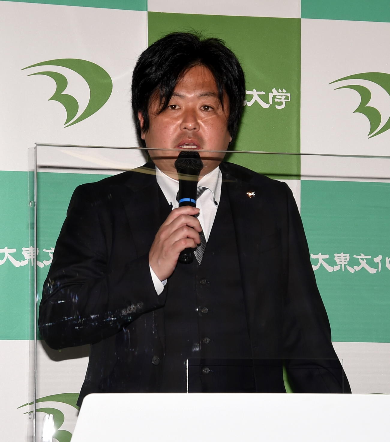 就任会見する真名子監督