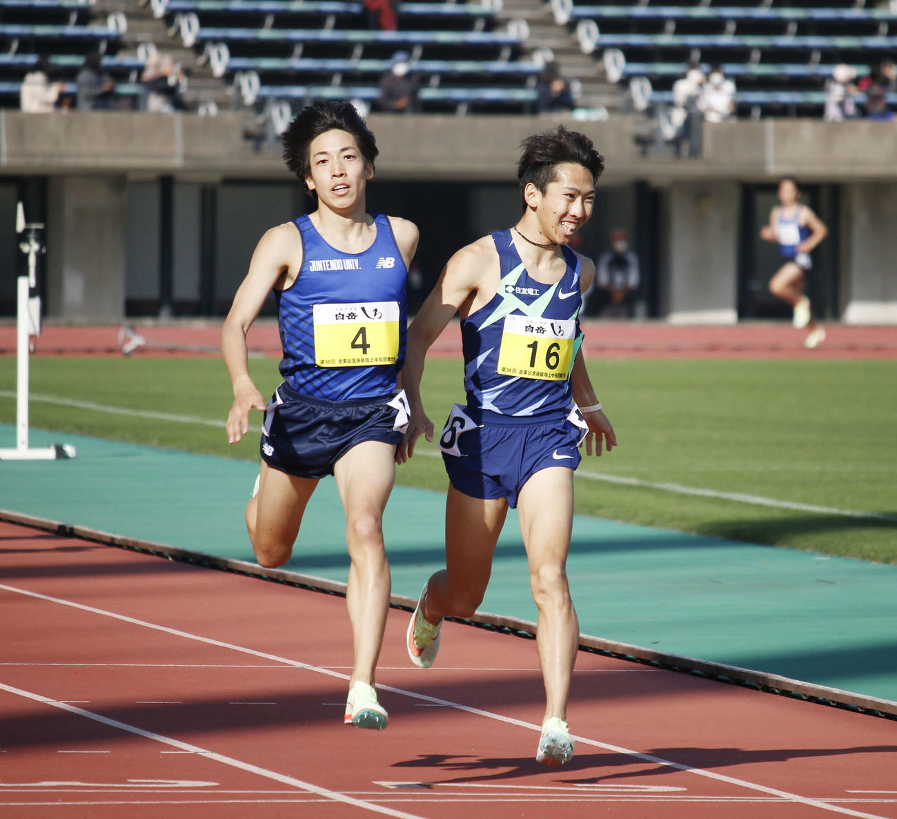 金栗記念1500メートルで遠藤日向との接戦を制し、日本歴代2位の3分36秒59で優勝した三浦龍司（左）（撮影・佐藤礼征）