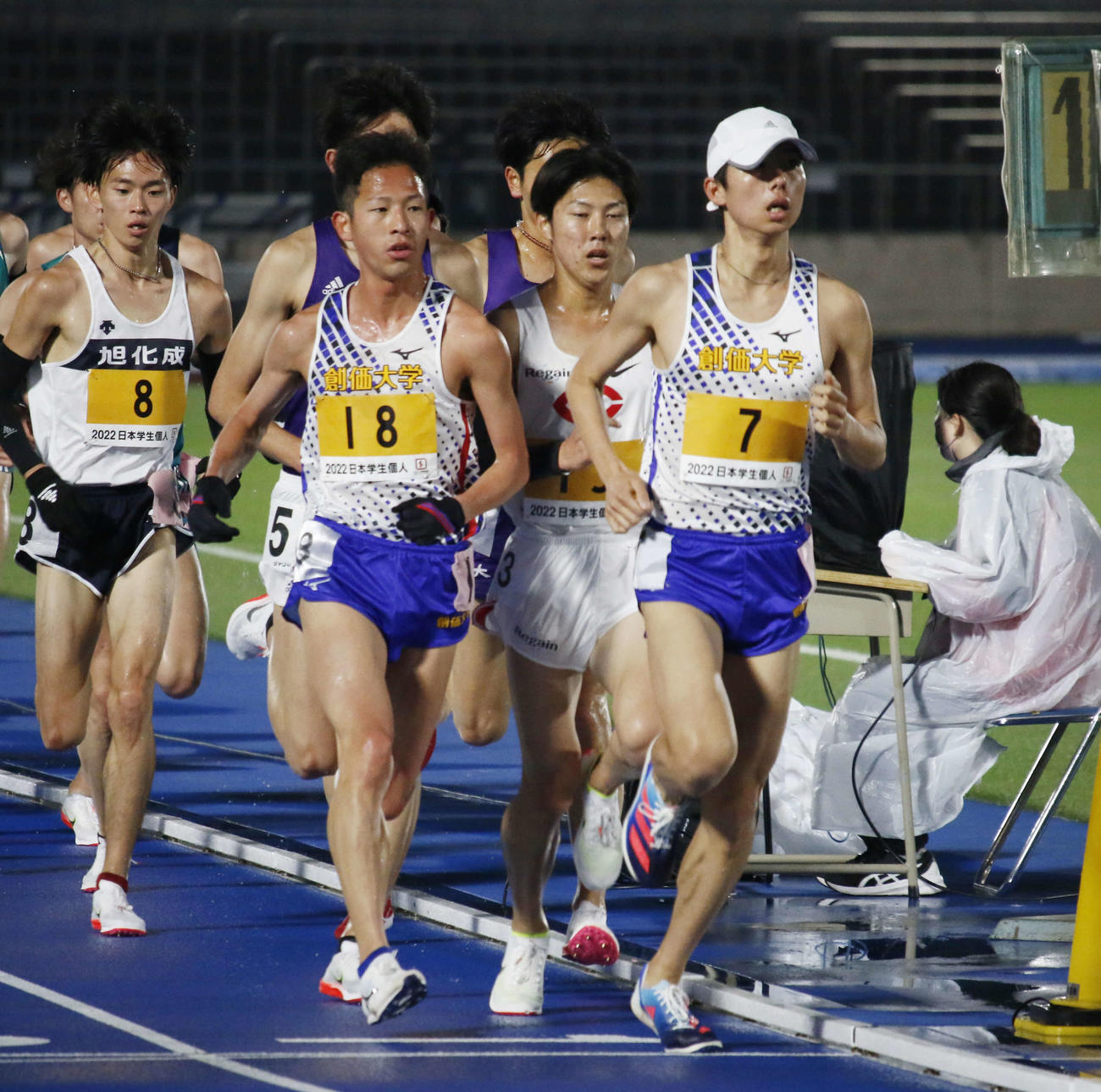 日本学生個人選手権の男子1万メートルで先頭集団についていく中大の吉居駿恭（右から2番目）