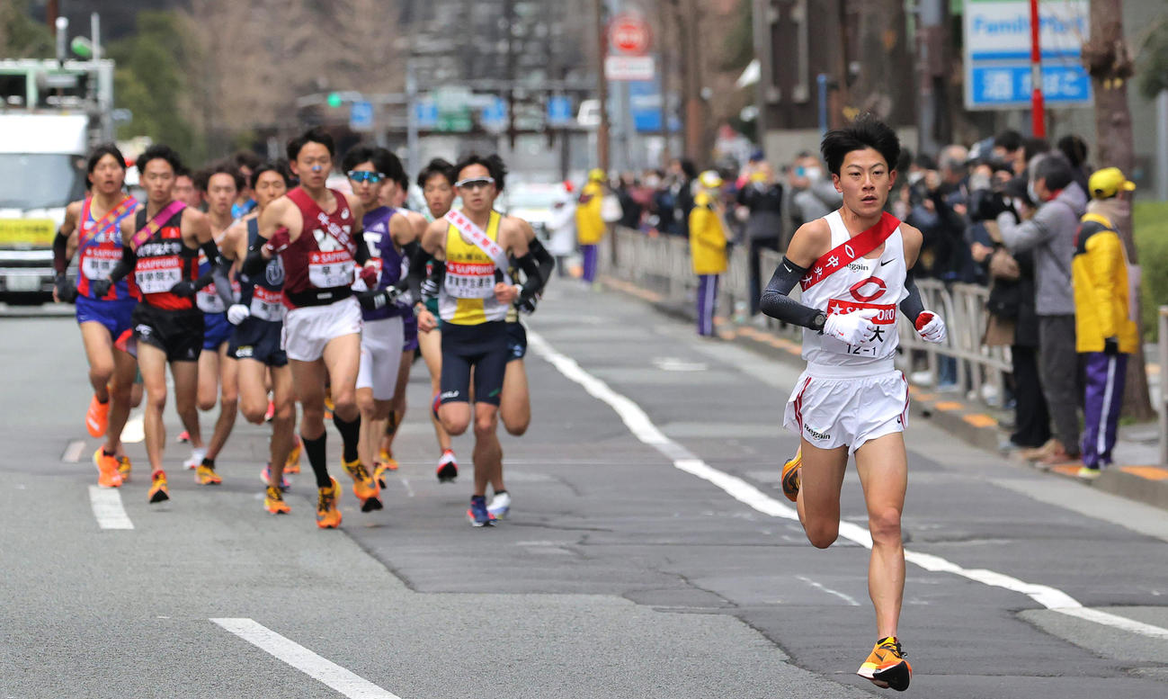 先頭を走る中大1区の吉居大和（2022年1月2日撮影）