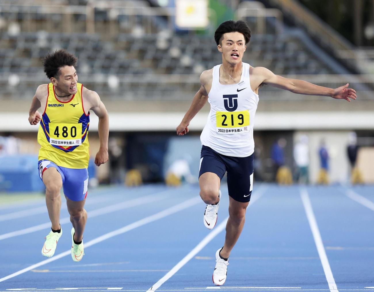 男子100 メートル 決勝　10秒30をマークし優勝した柳田大輝（右）（共同）