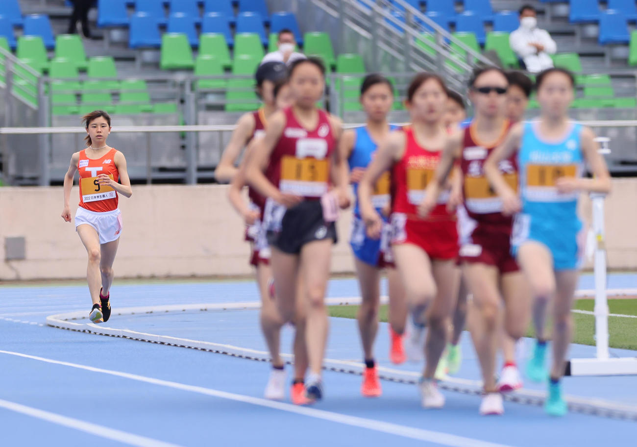 女子5000メートルで序盤から先頭集団に離される不破聖（左端）（撮影・足立雅史）