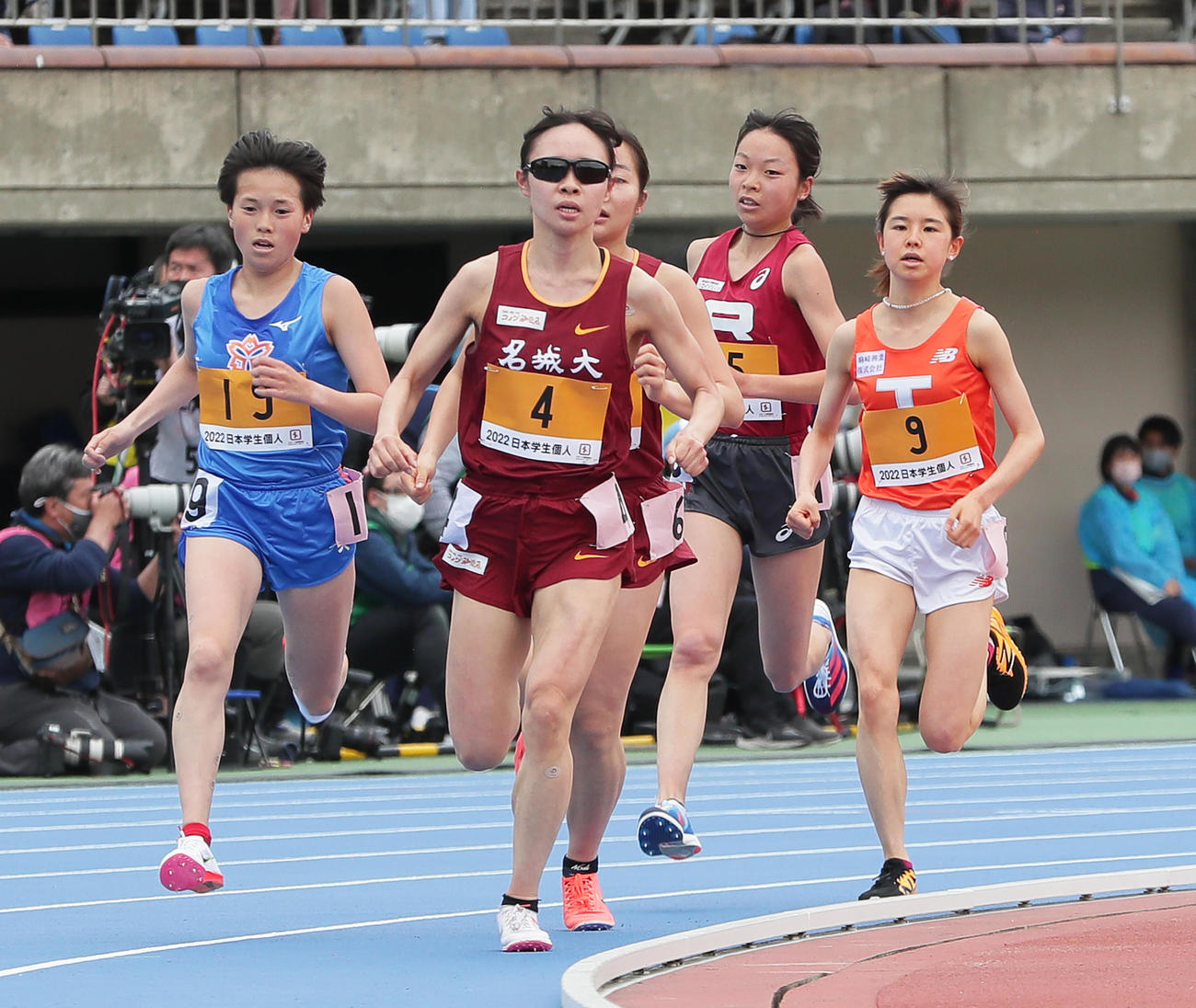 女子5000メートルで先頭集団にかわされ周回遅れとなる不破（右端）（撮影・足立雅史）