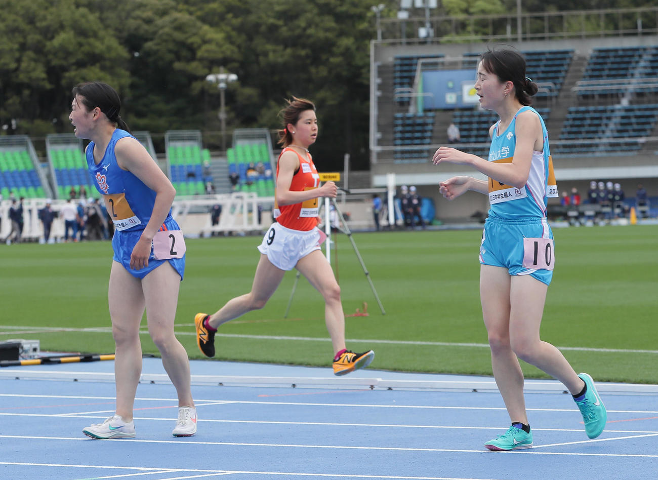 女子5000メートルで多くの選手がゴールする中、最終周回を走る不破（中央）（撮影・足立雅史）