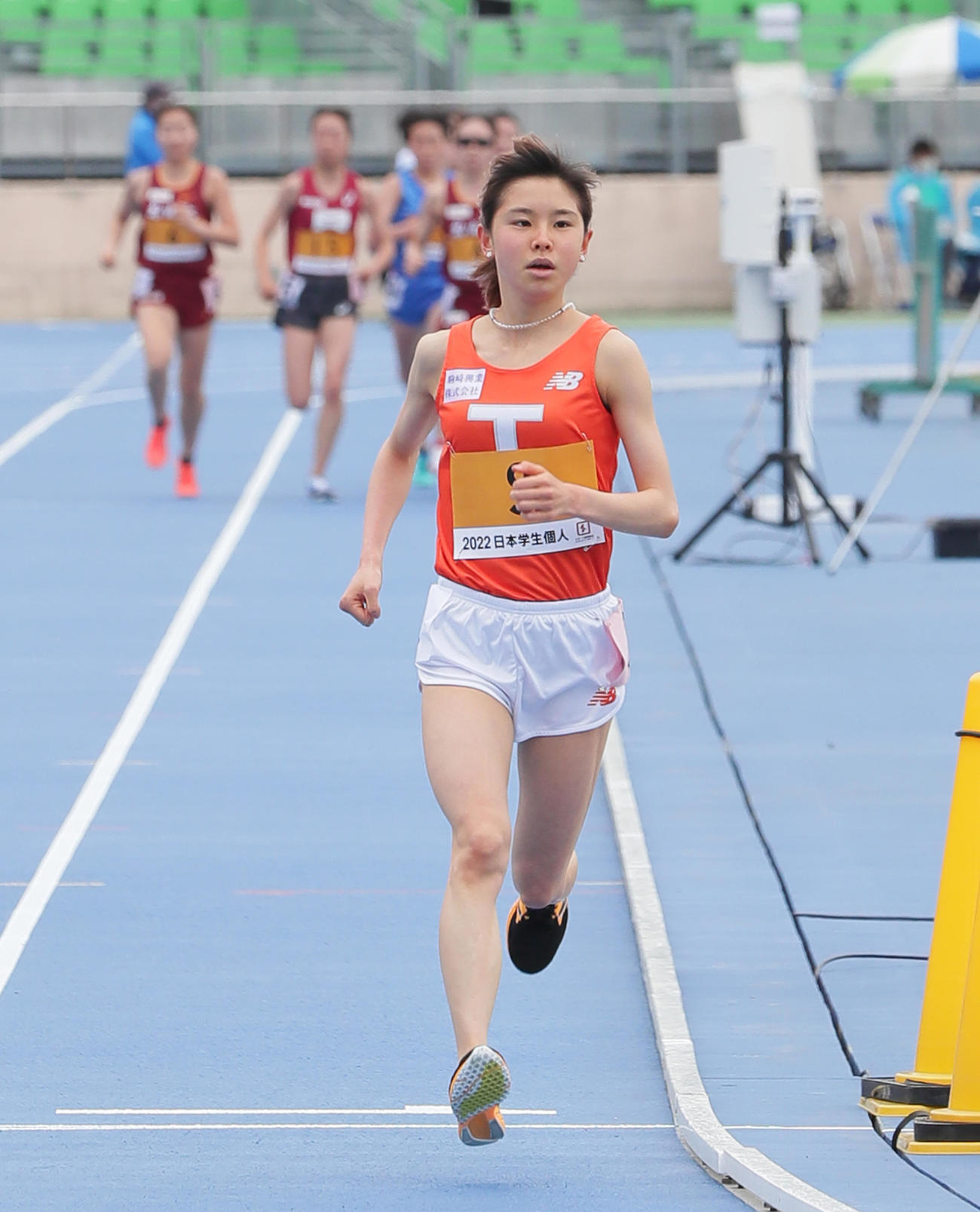 女子5000メートルで先頭集団が後方に迫る中、走る不破（撮影・足立雅史）