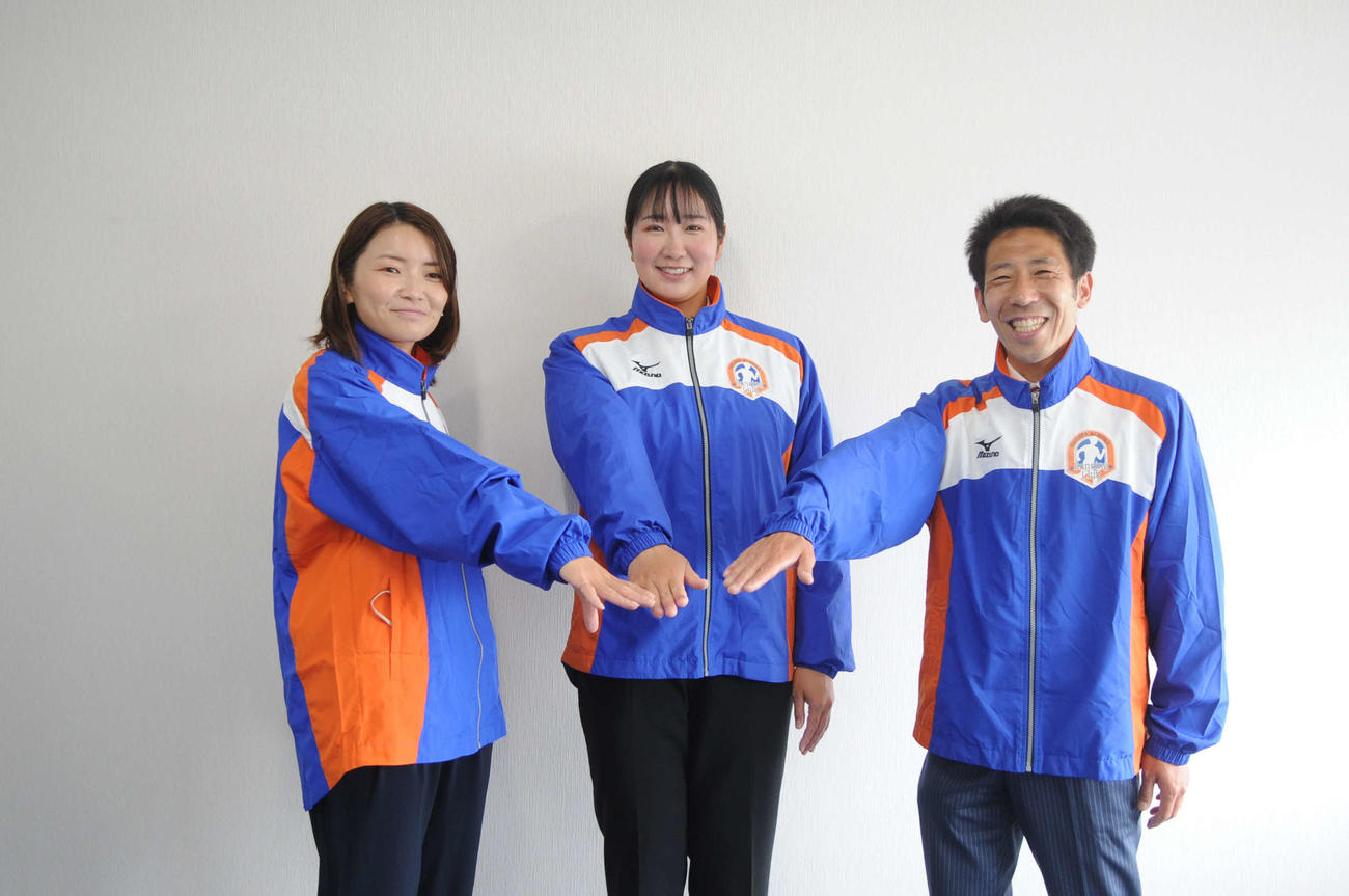 新潟RCの久保倉ヘッドコーチ（左）、松宮氏（右）とともに笑顔で飛躍を誓う郡
