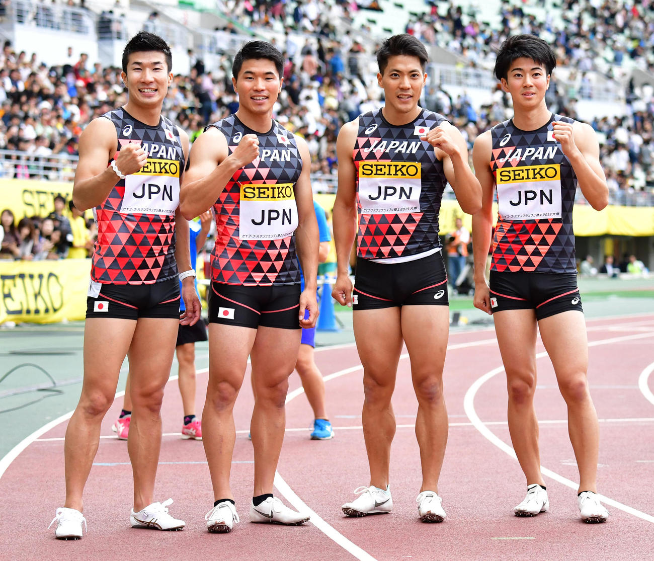 男子400リレーで優勝する日本、右から1走多田修平、2走山県亮太、3走小池祐貴、アンカー桐生祥秀＝2019年