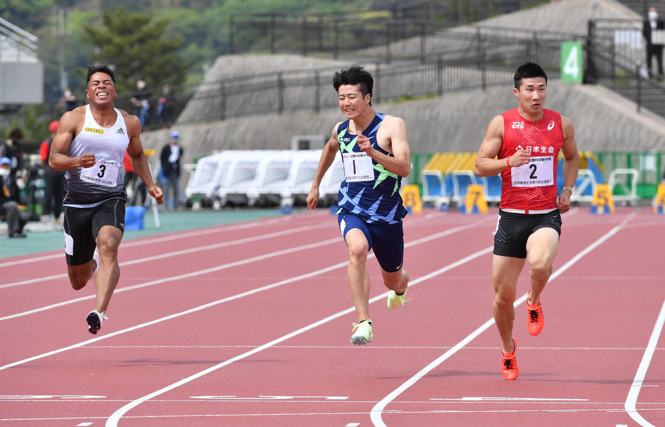 YOSHIOKAスプリント男子100メートル決勝　左からデーデー・ブルーノ、多田をおさえて優勝した桐生（撮影・岩下翔太）