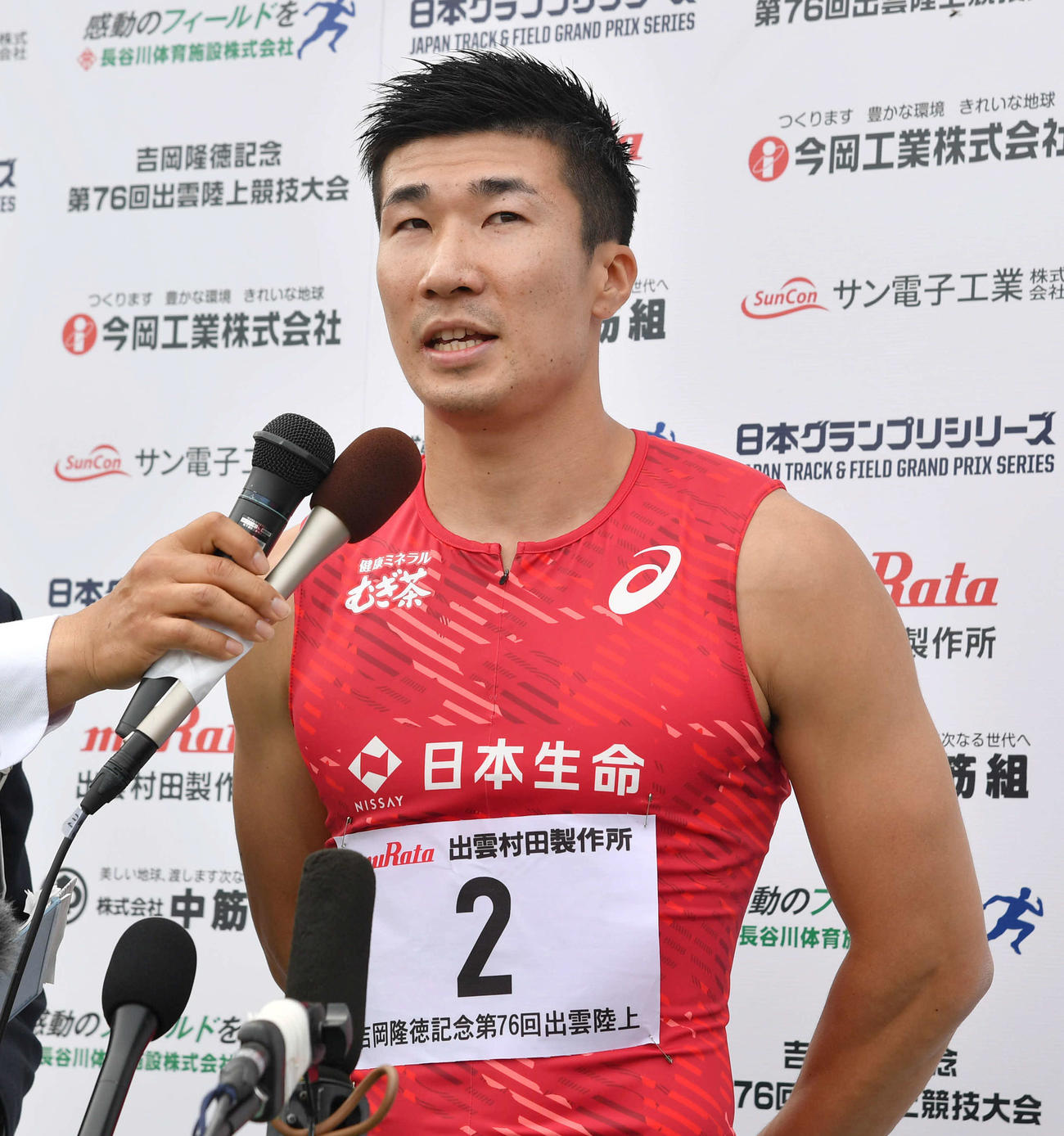 YOSHIOKAスプリント男子100メートルの優勝インタビューを受ける桐生（撮影・岩下翔太）
