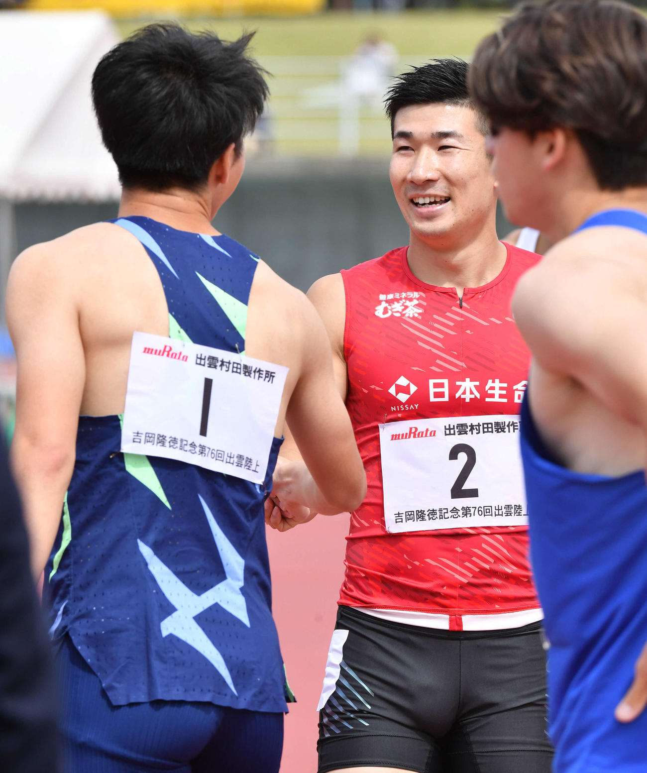 YOSHIOKAスプリント男子100メートル決勝　レース後、多田（左）と握手を交わす桐生（撮影・岩下翔太）