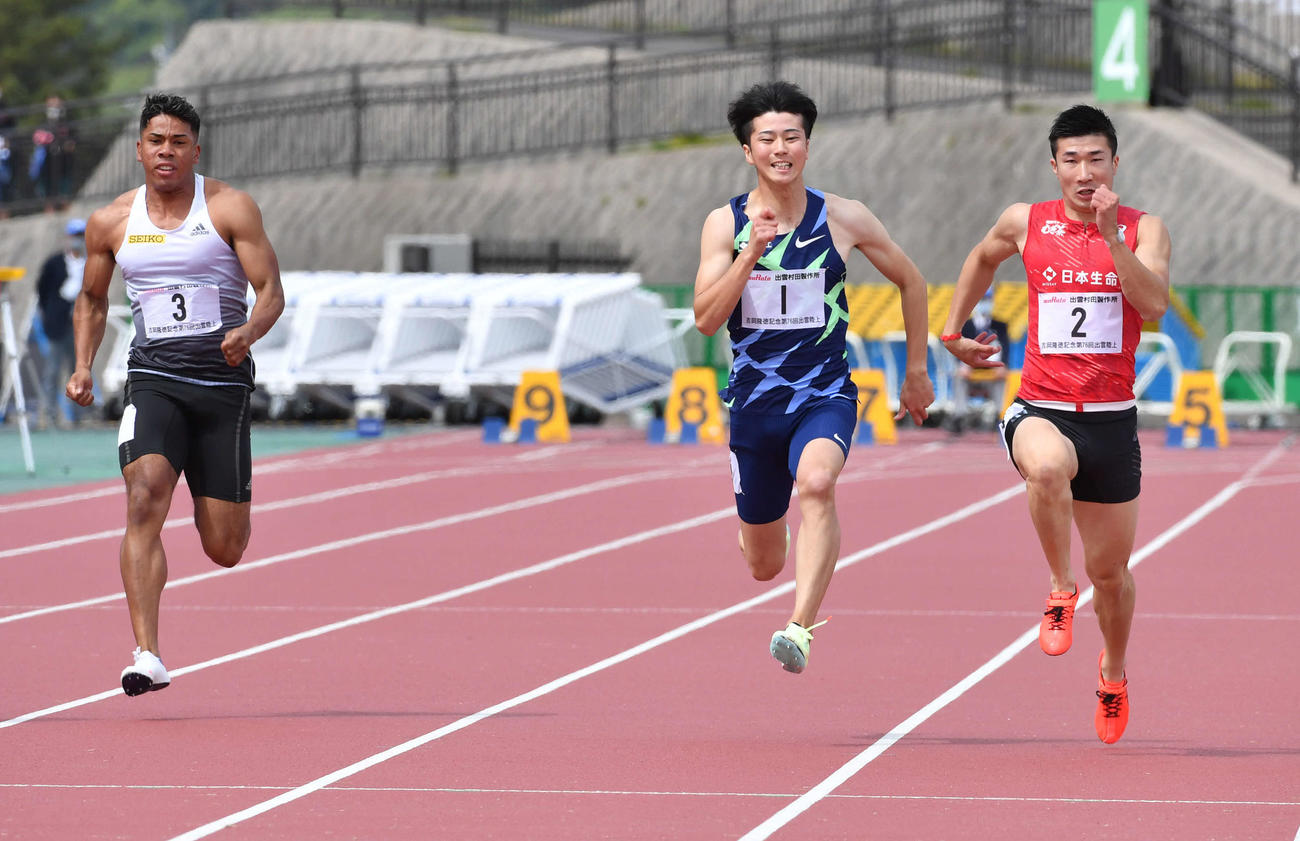 YOSHIOKAスプリント男子100メートル決勝　左からデーデー・ブルーノ、多田をおさえて優勝した桐生（撮影・岩下翔太）