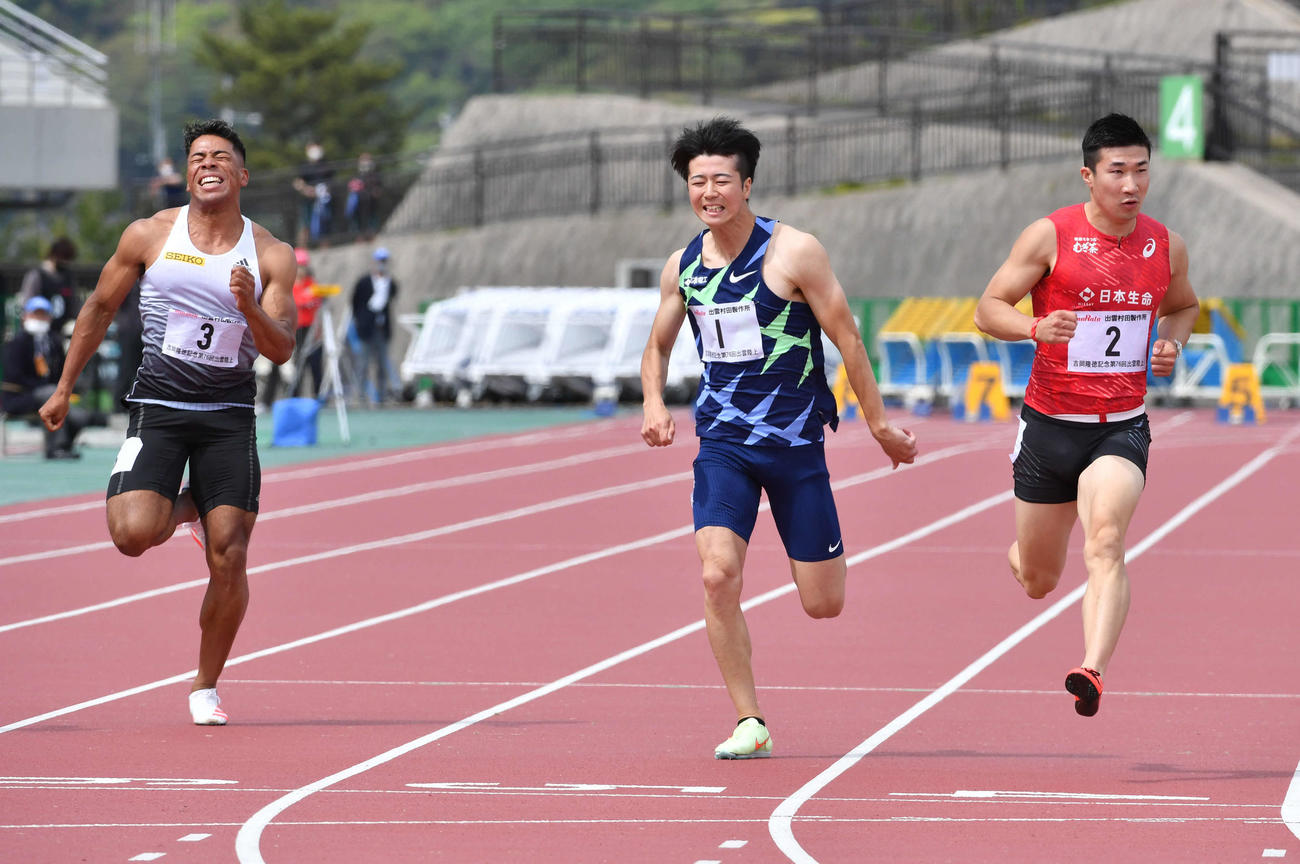 YOSHIOKAスプリント男子100メートル決勝　左からデーデー・ブルーノ、多田をおさえて優勝した桐生（撮影・岩下翔太）