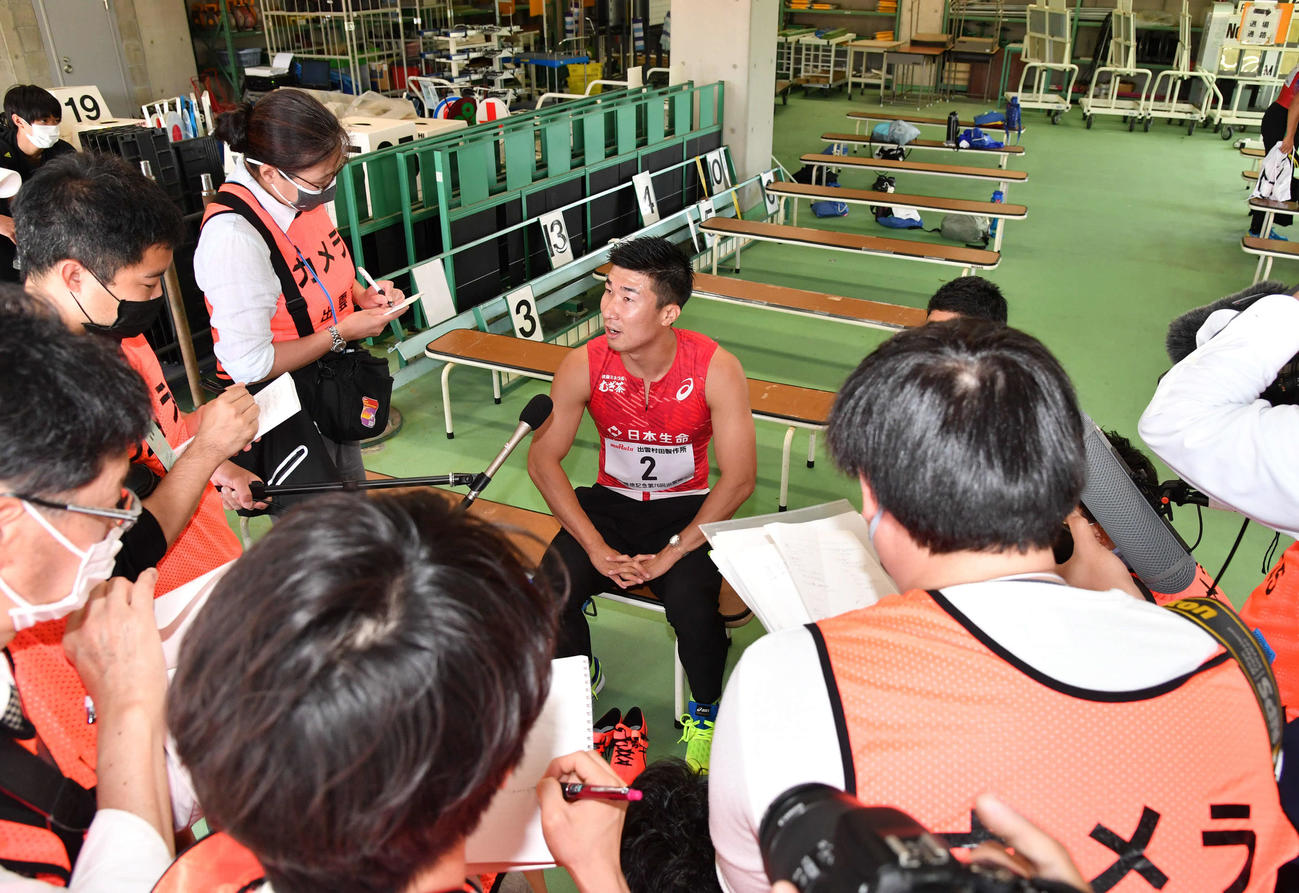 YOSHIOKAスプリント男子100メートルで優勝し、囲み取材を受ける桐生（撮影・岩下翔太）