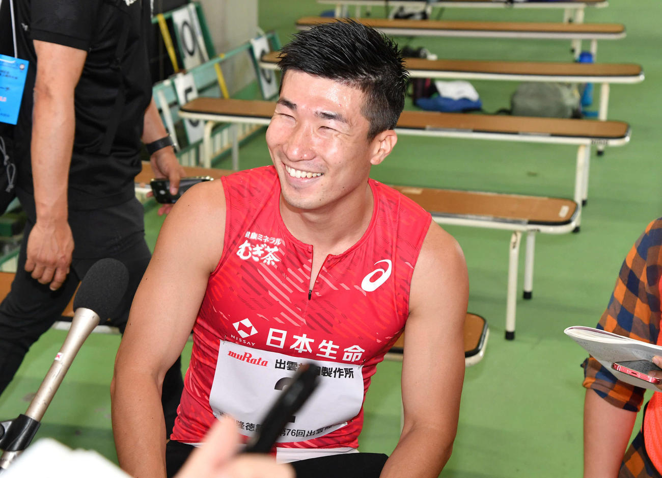 YOSHIOKAスプリント男子100メートルで優勝し、囲み取材で笑顔を見せる桐生（撮影・岩下翔太）